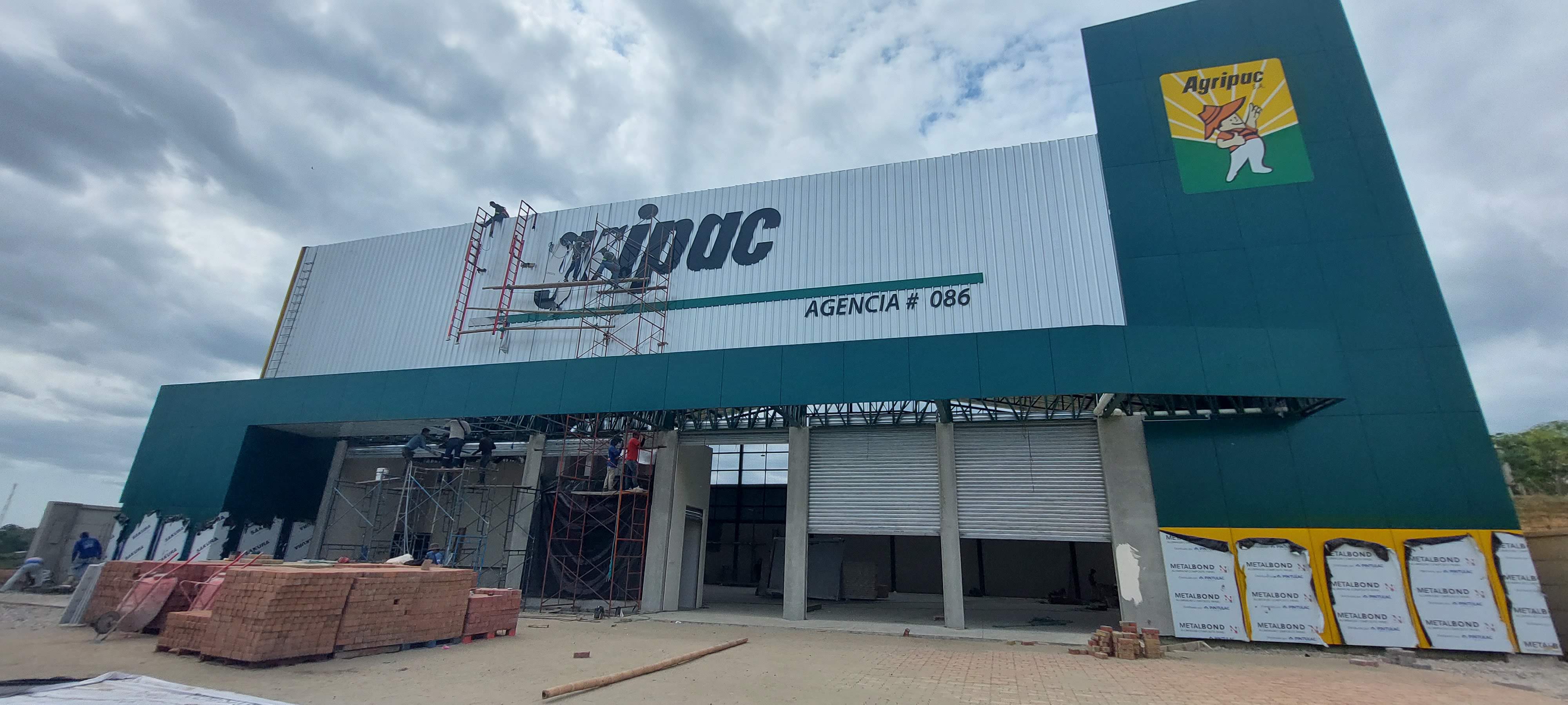 Fachada con rotulacion Agripac Agencia 086 en instalacion