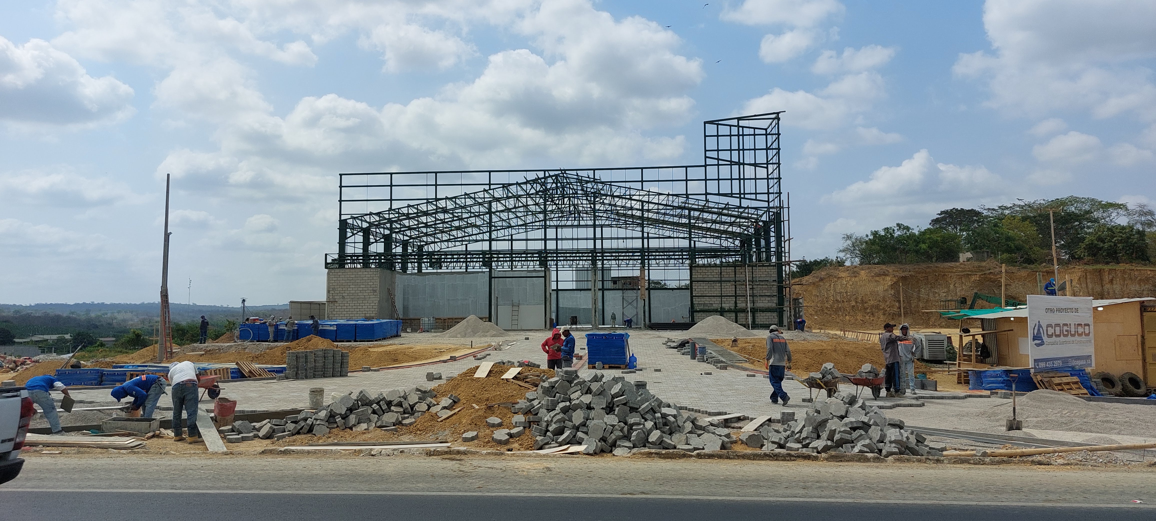 Estructura metalica con adoquinado y letrero COGUCO