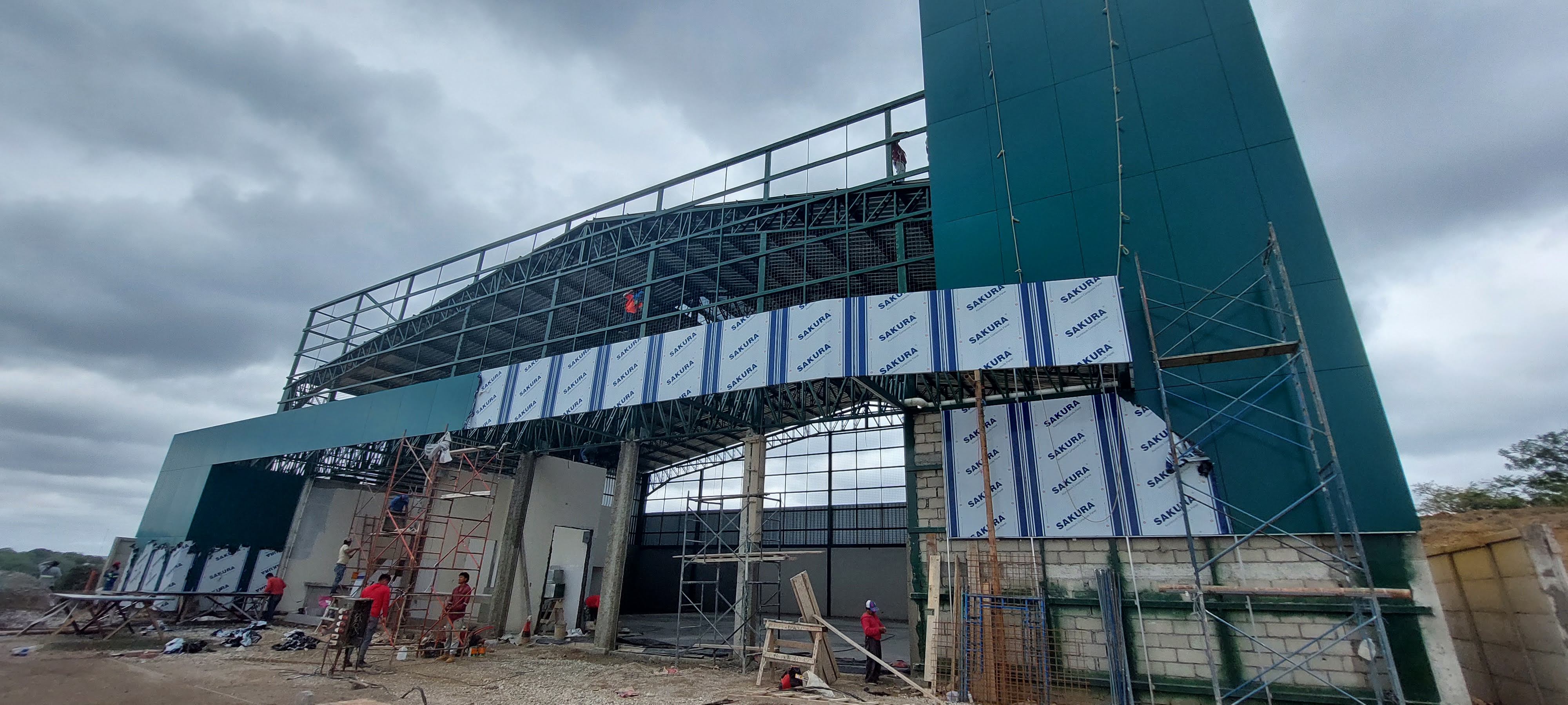 Instalacion de paneles Sakura en fachada con andamios