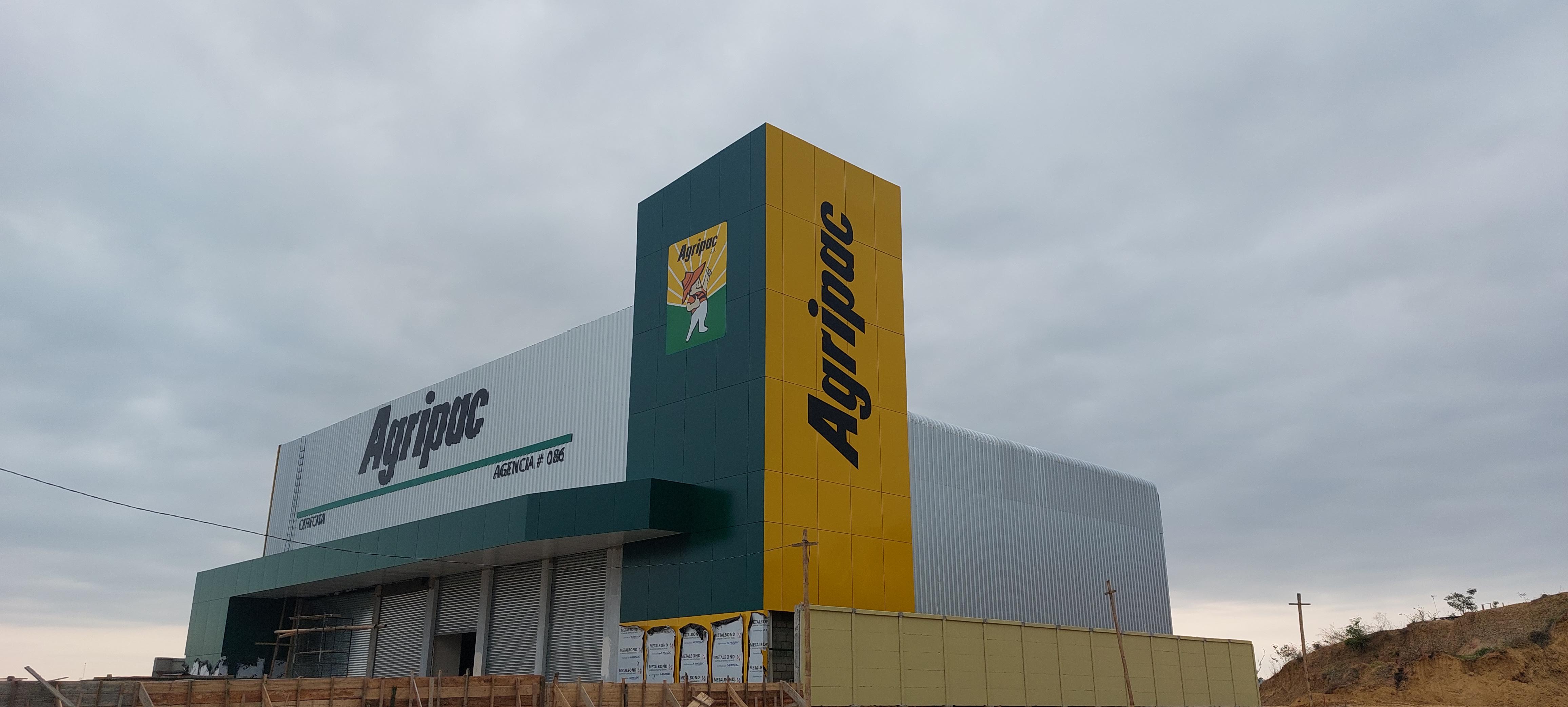 Fachada terminada Agripac verde y amarillo