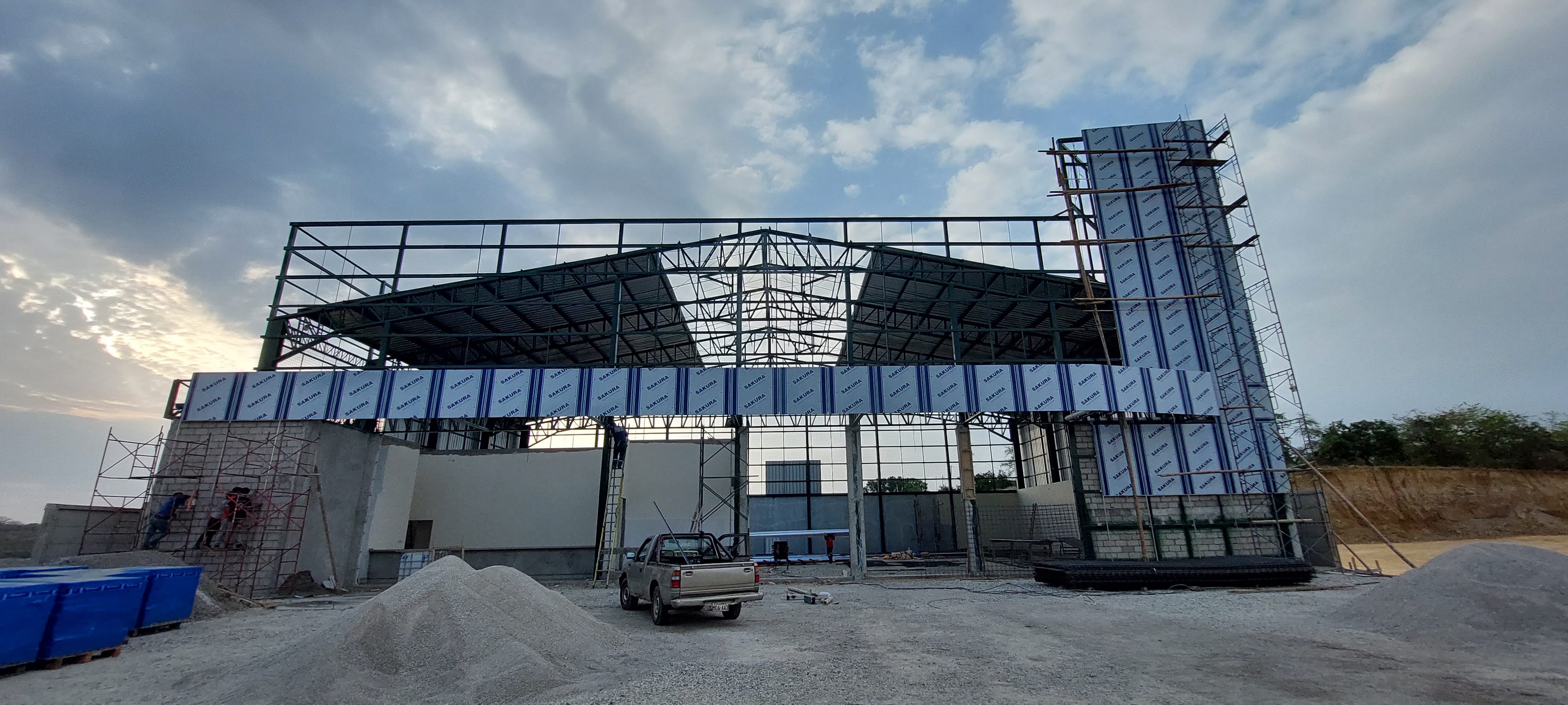 Estructura metalica con paneles Sakura al atardecer