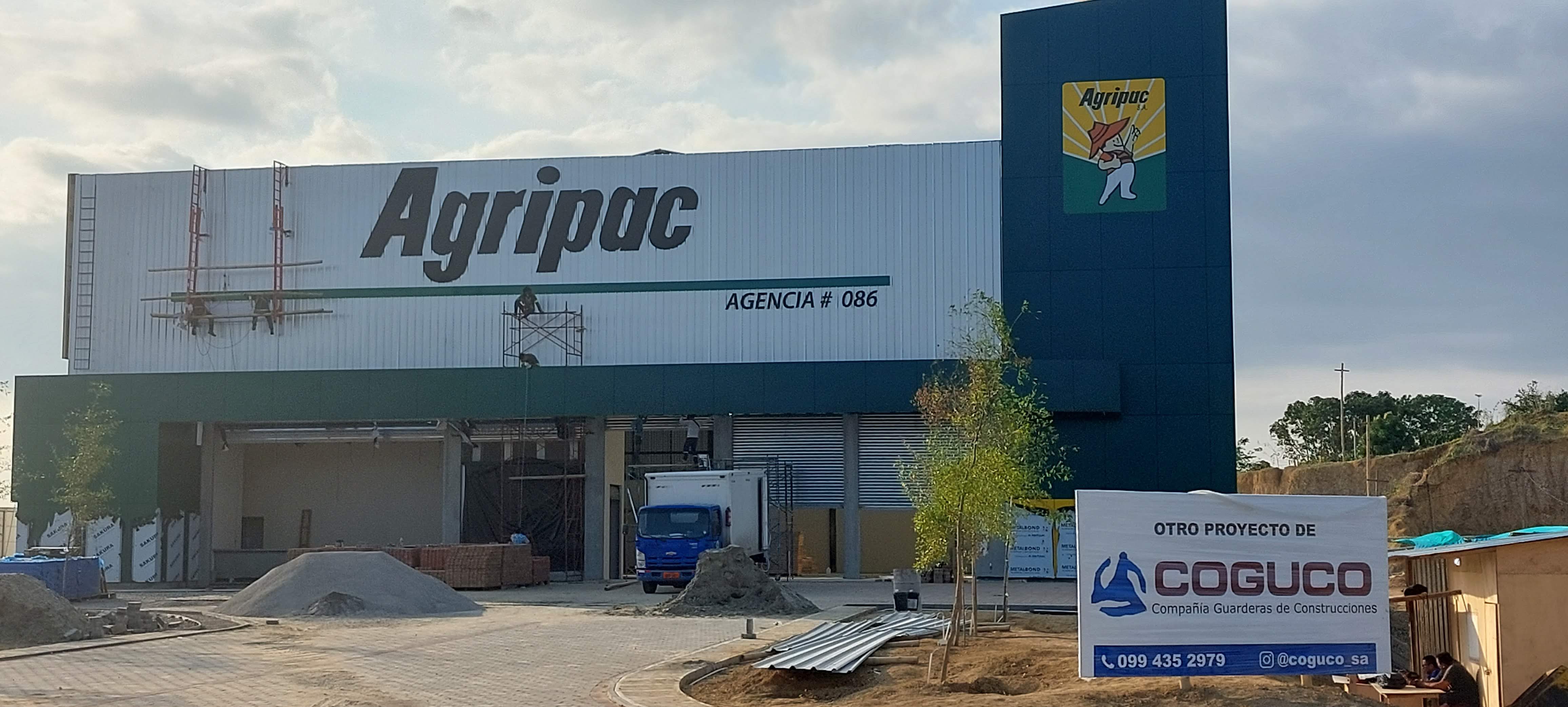 Fachada con letrero COGUCO y camion de entrega