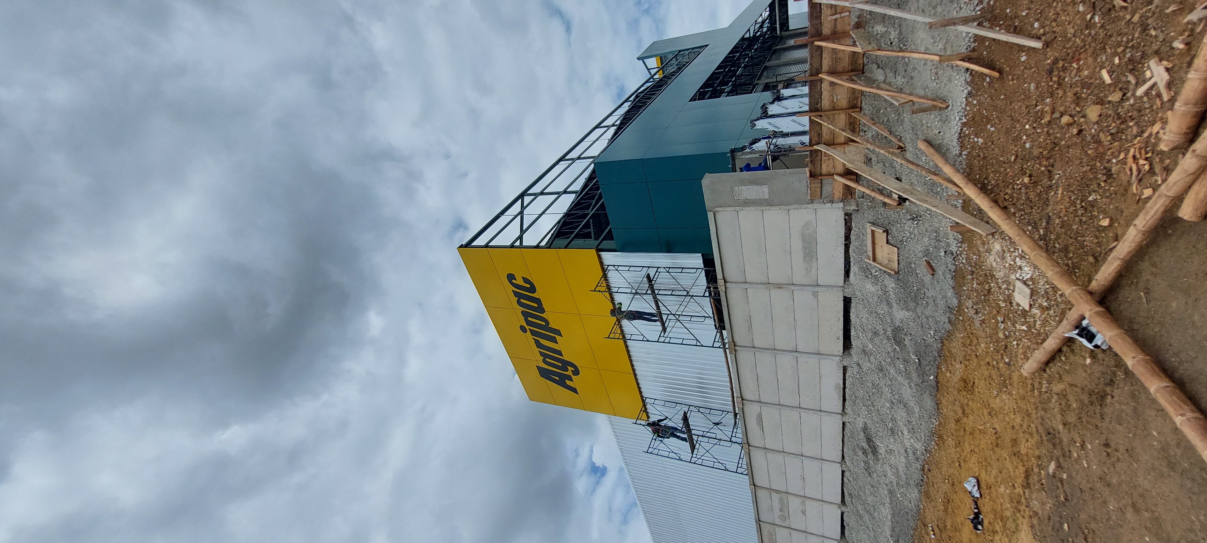 Torre Agripac amarilla con trabajadores en andamio