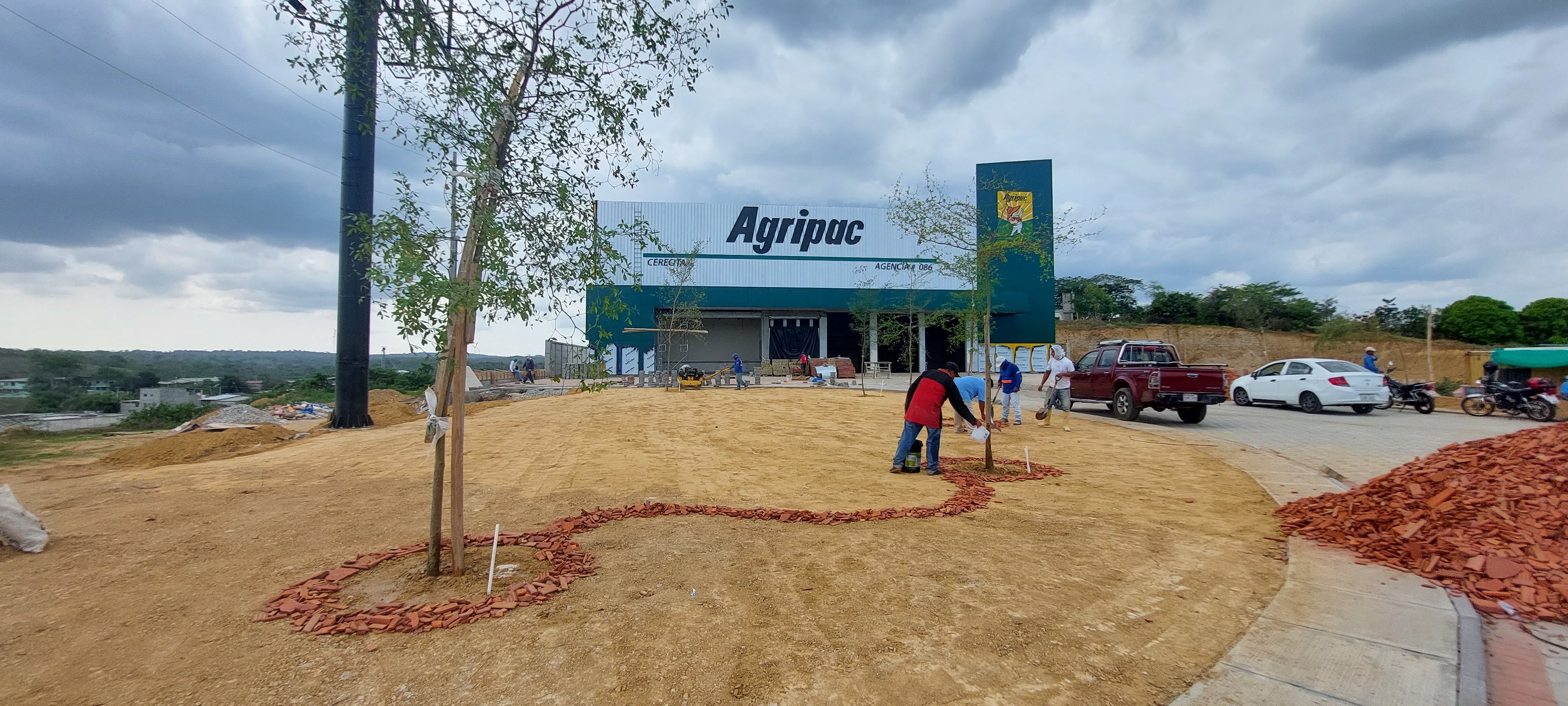 Paisajismo frontal con trabajador compactando