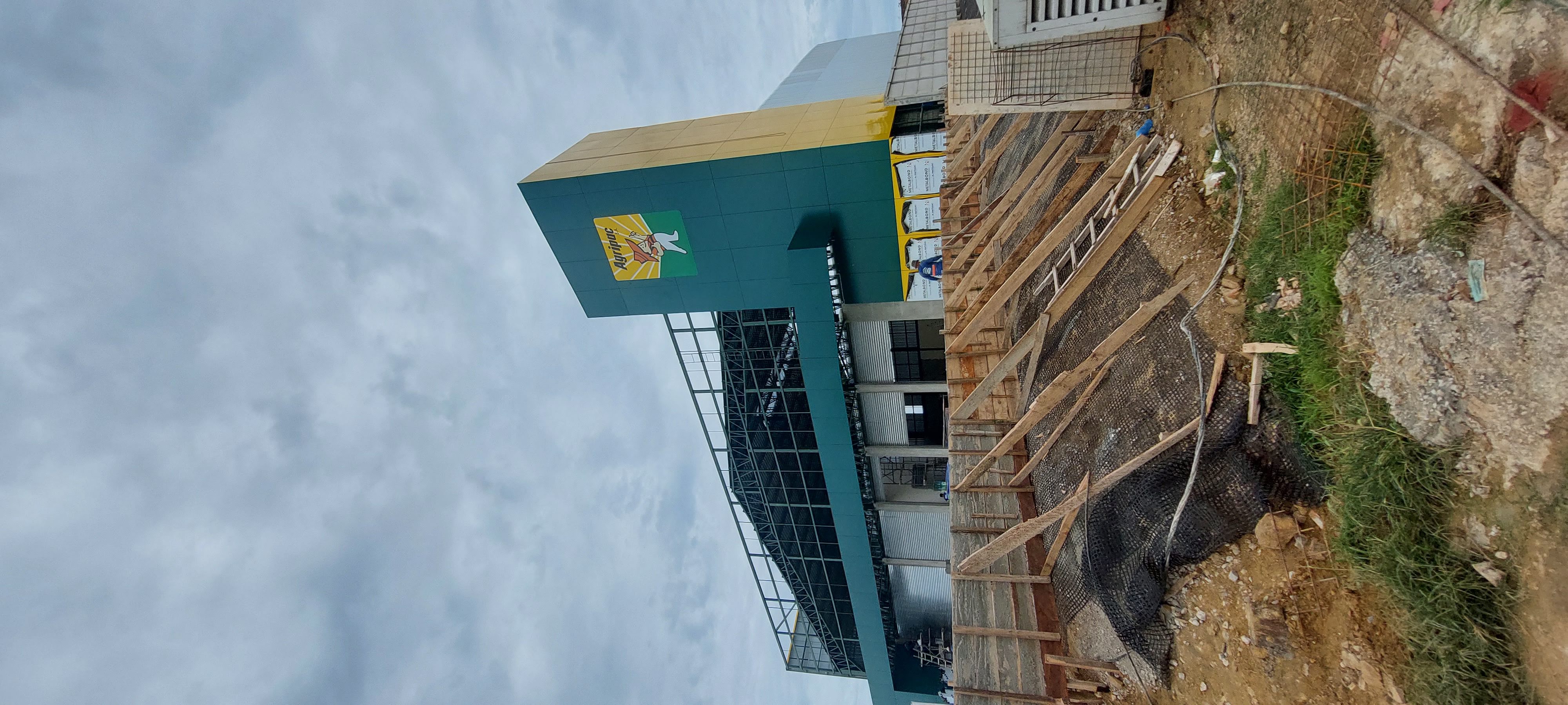 Vista inferior de torre con logo y encofrado de muro