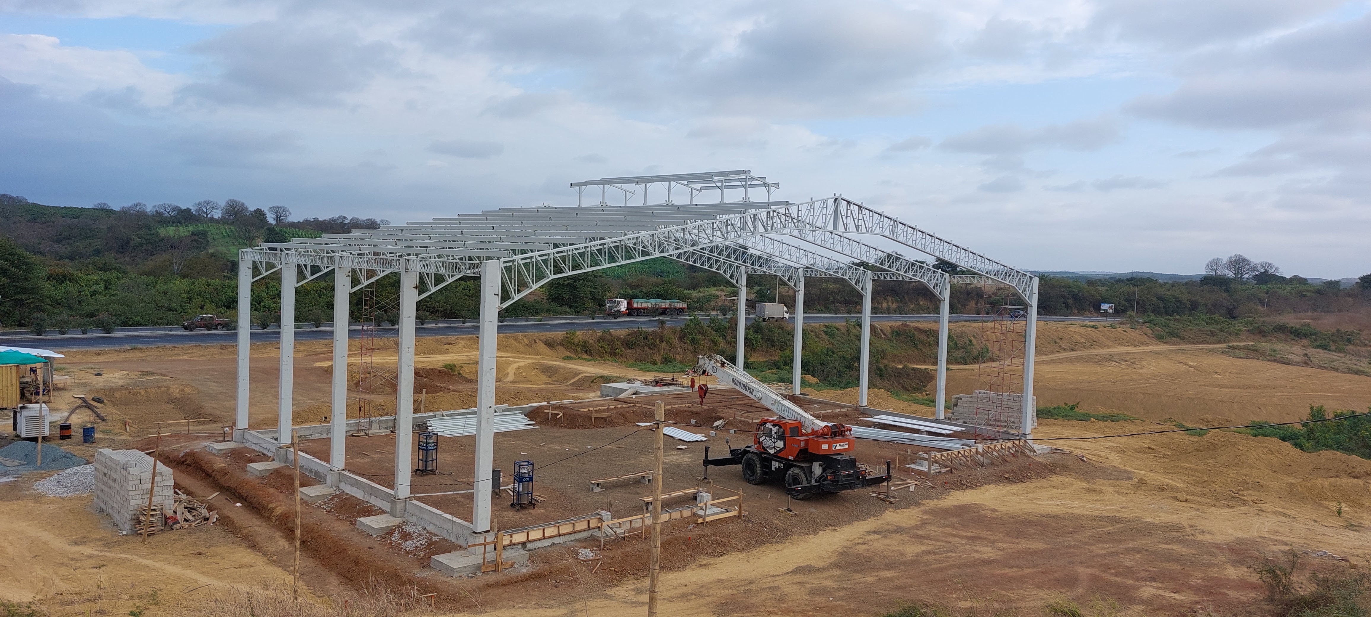 Estructura metalica con grua telescopica y cubierta