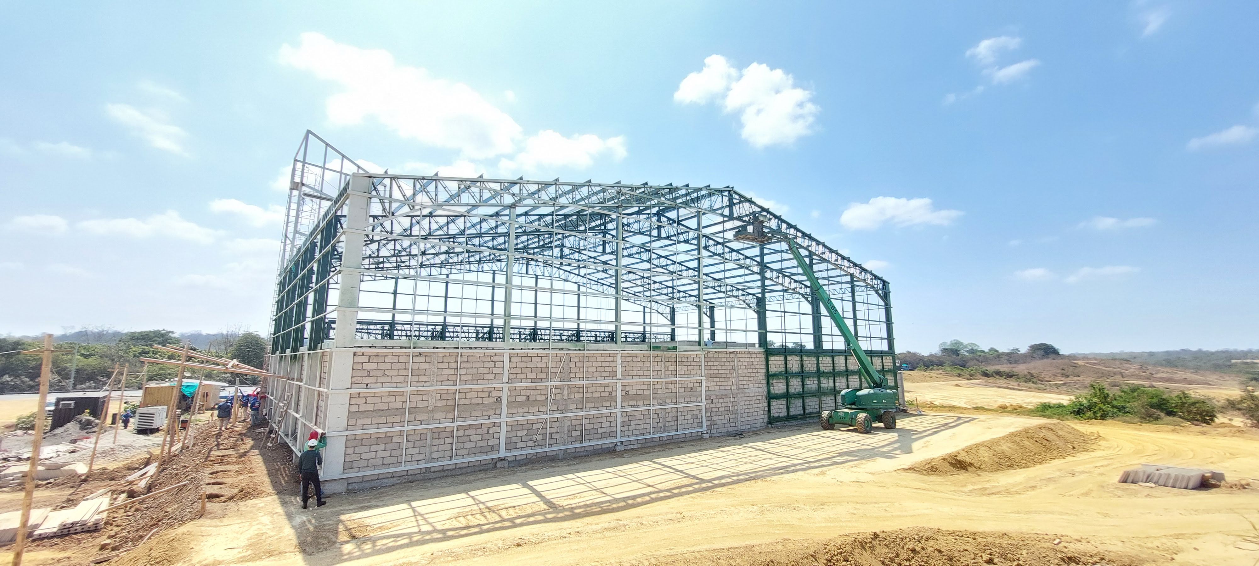 Nave con mamposteria de bloque y grua articulada