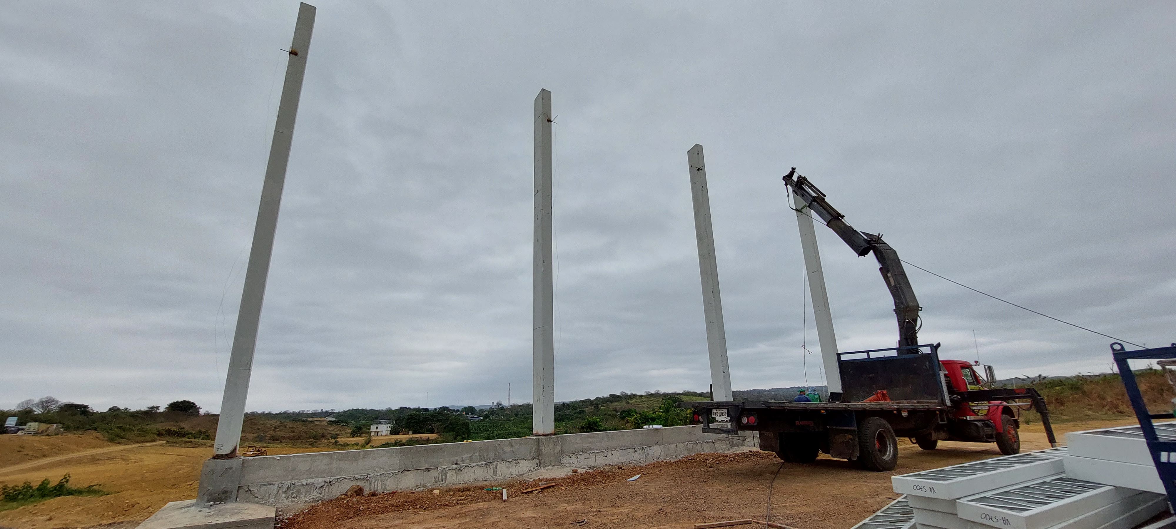 Izaje de columnas prefabricadas con camion grua