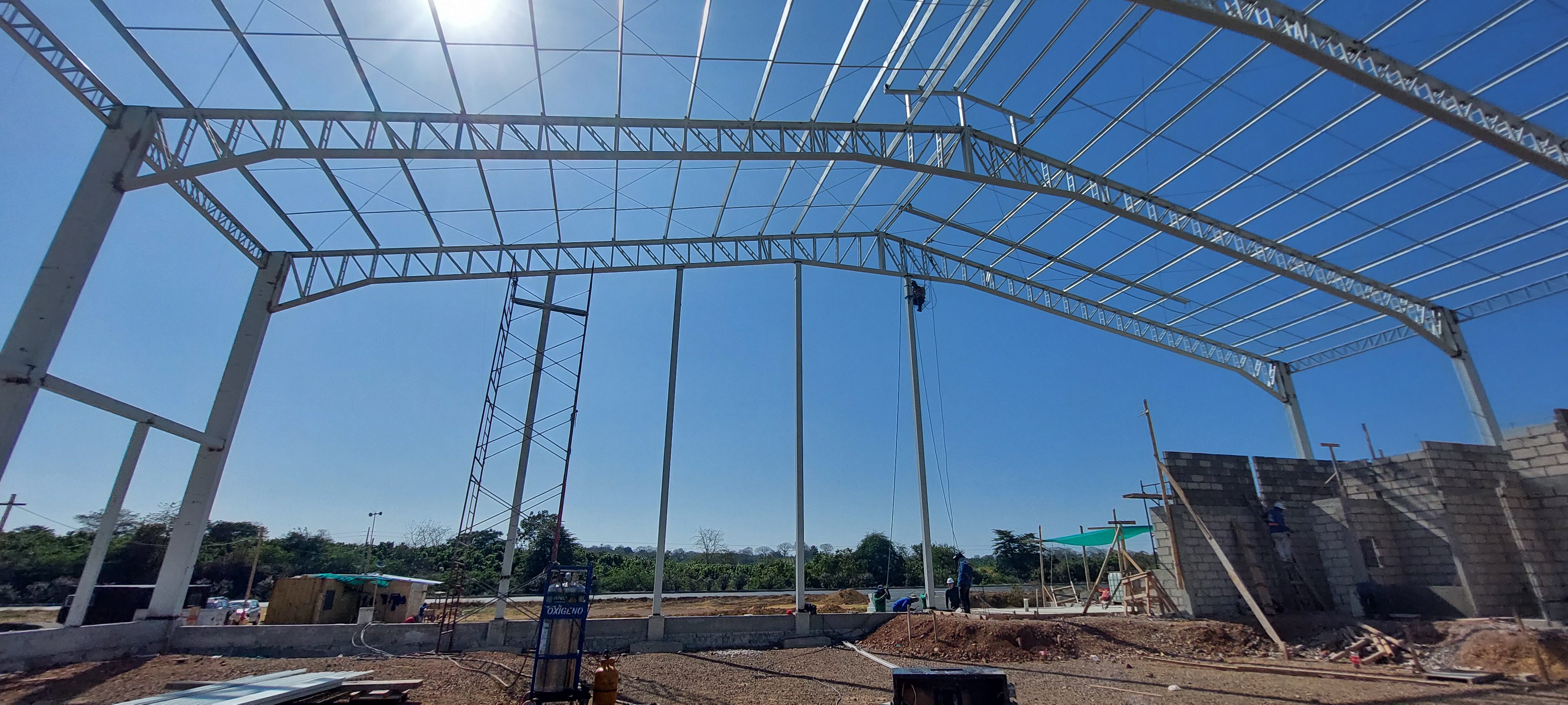 Interior estructura metalica a contraluz con trabajadores