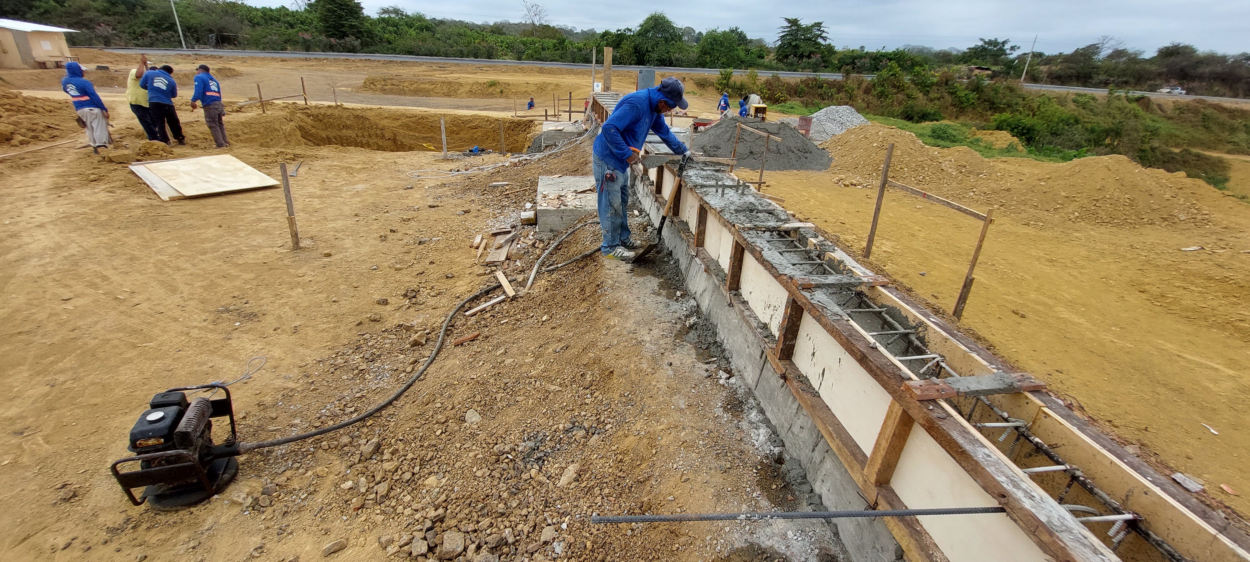 Fundicion de vigas de cimentacion con vibrador