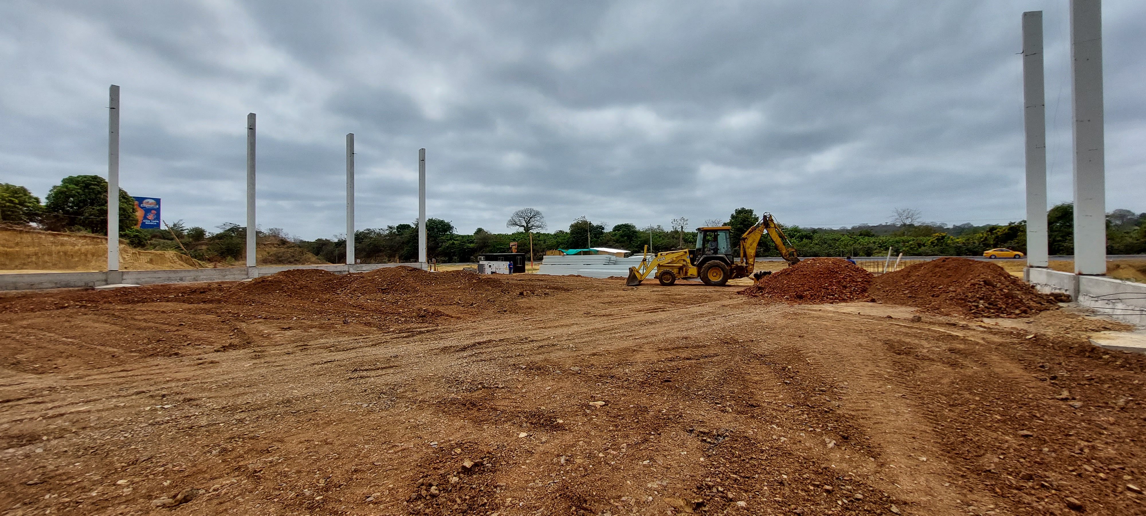 Columnas prefabricadas con retroexcavadora nivelando