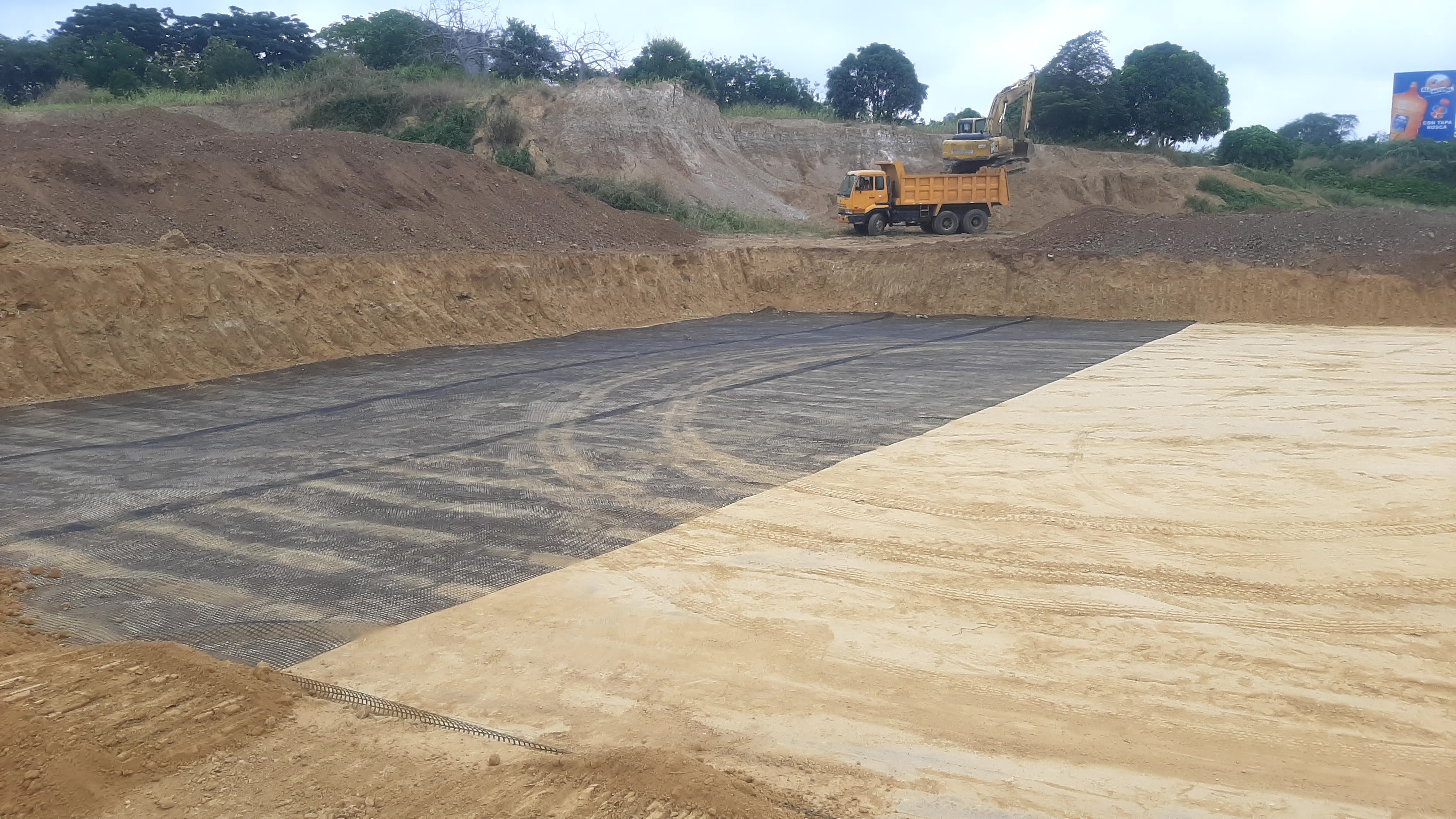 Geotextil y geomalla instalados con volqueta