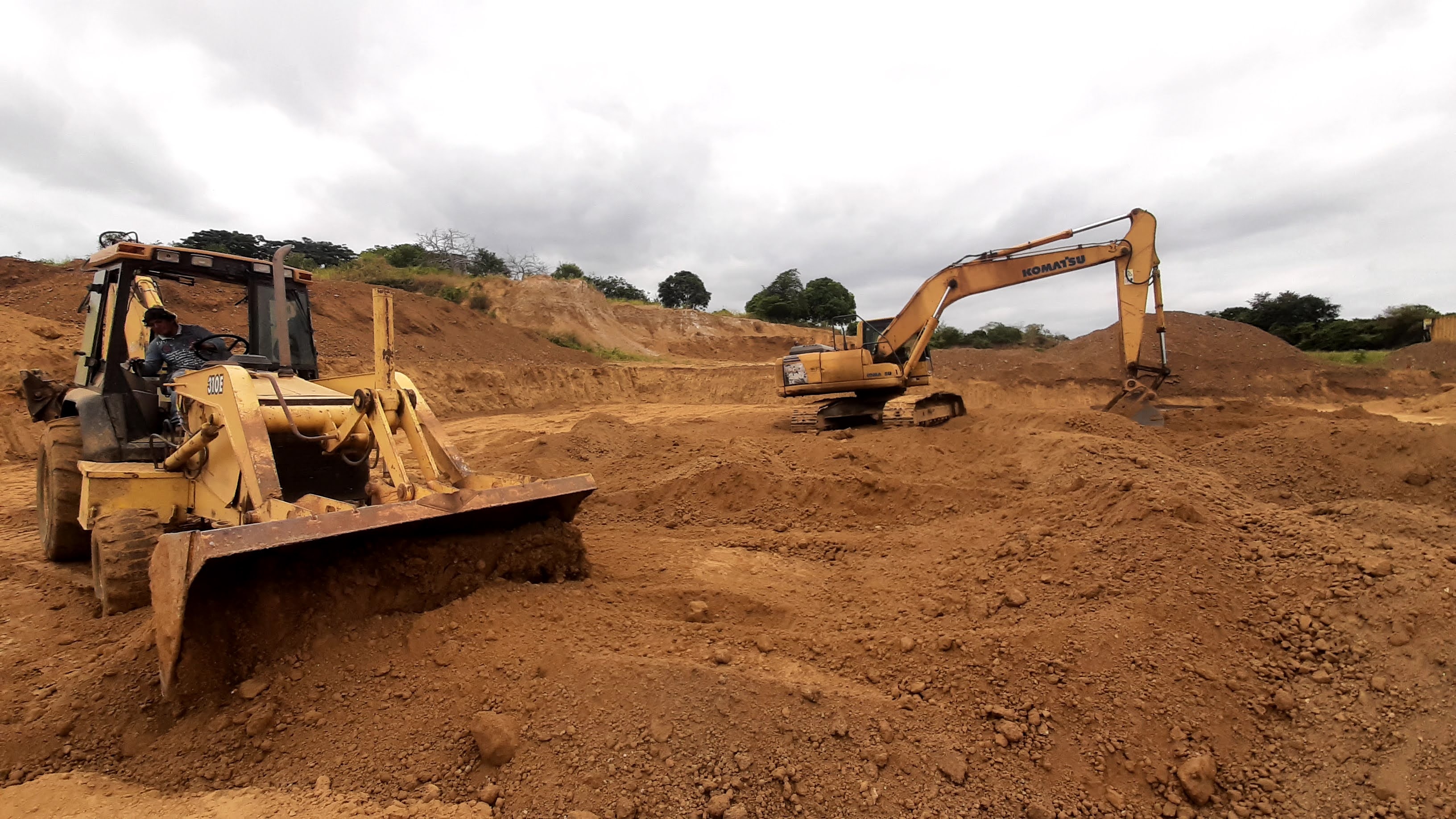 Retroexcavadora y excavadora Komatsu nivelando