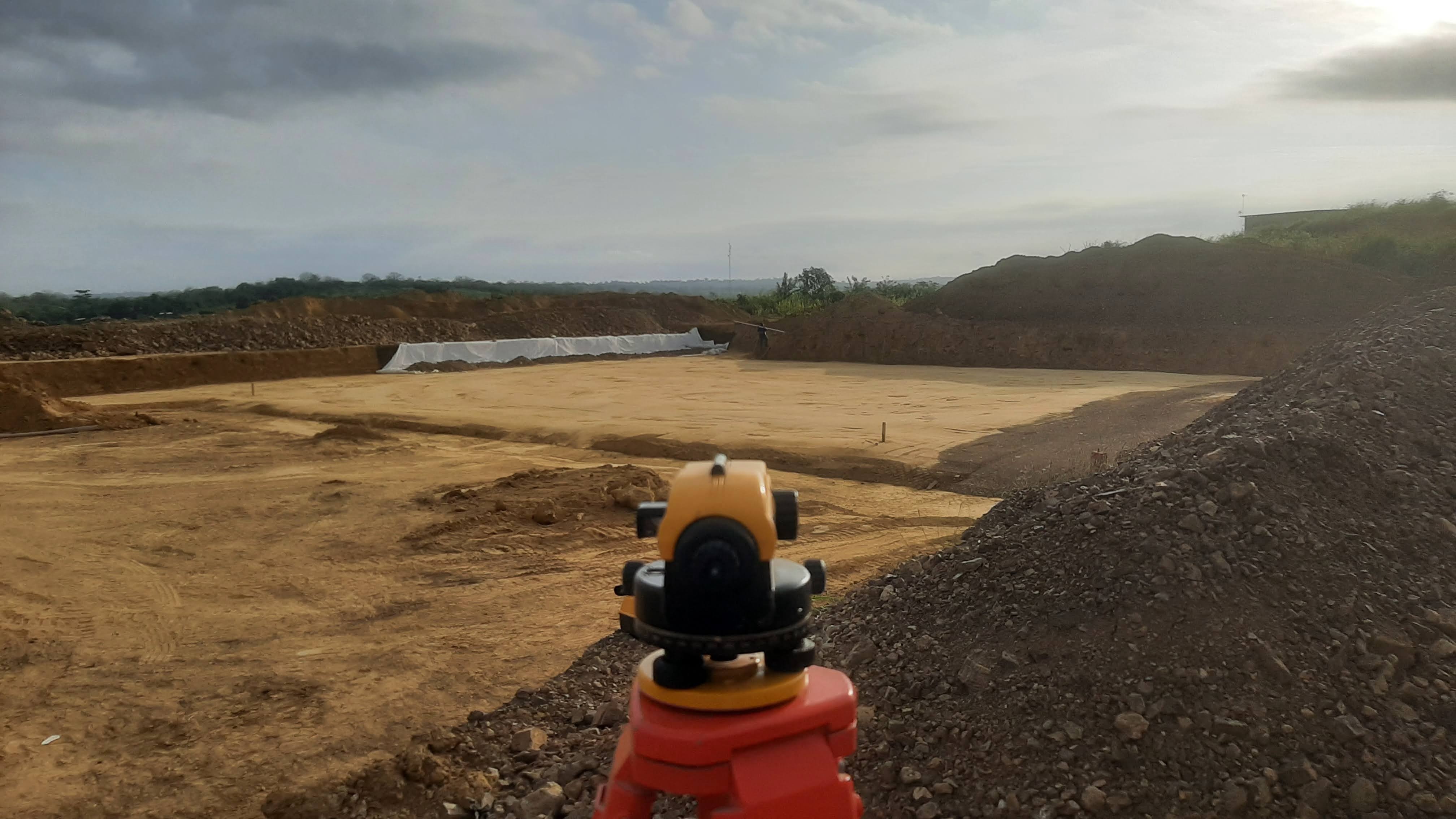 Nivel topografico con vista panoramica del terreno