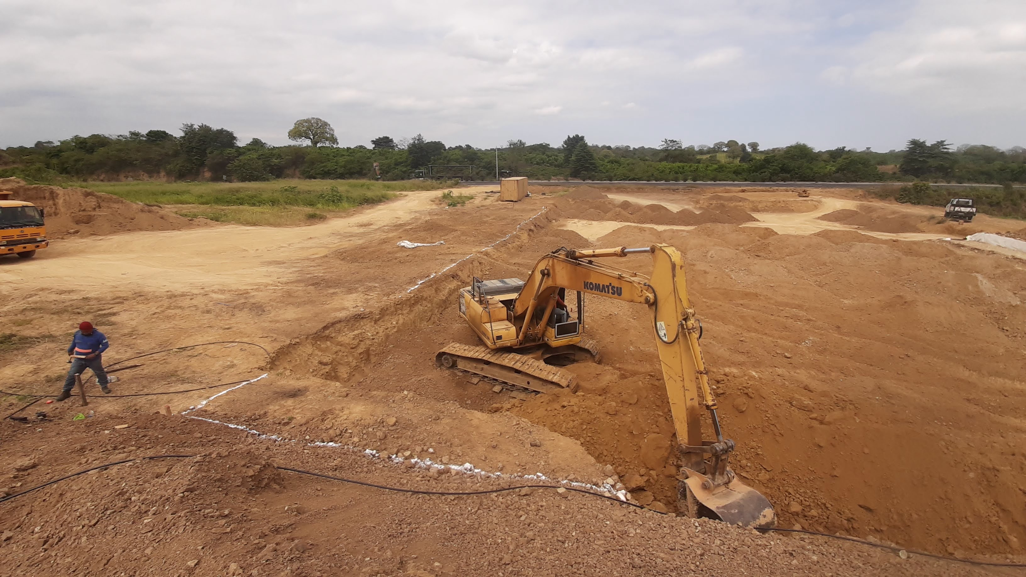 Excavadora Komatsu en excavacion con trabajador