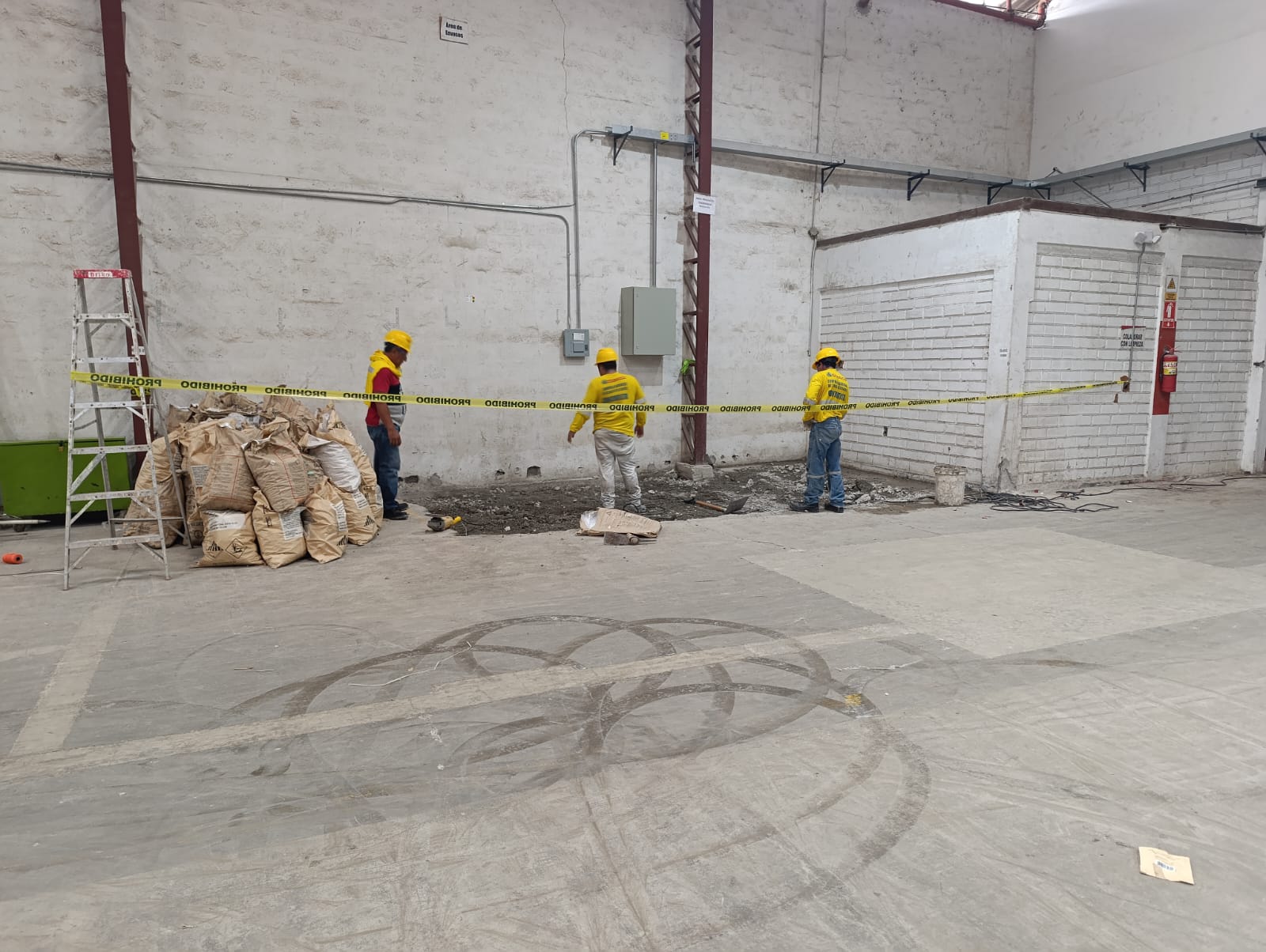 Equipo COGUCO en zona de demolición interior