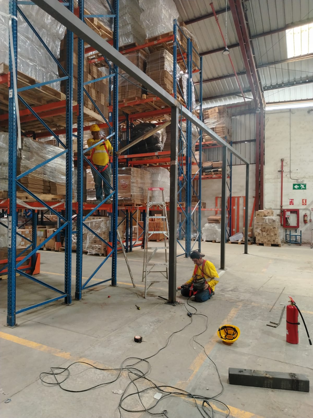 Instalación de columnas metálicas en bodega