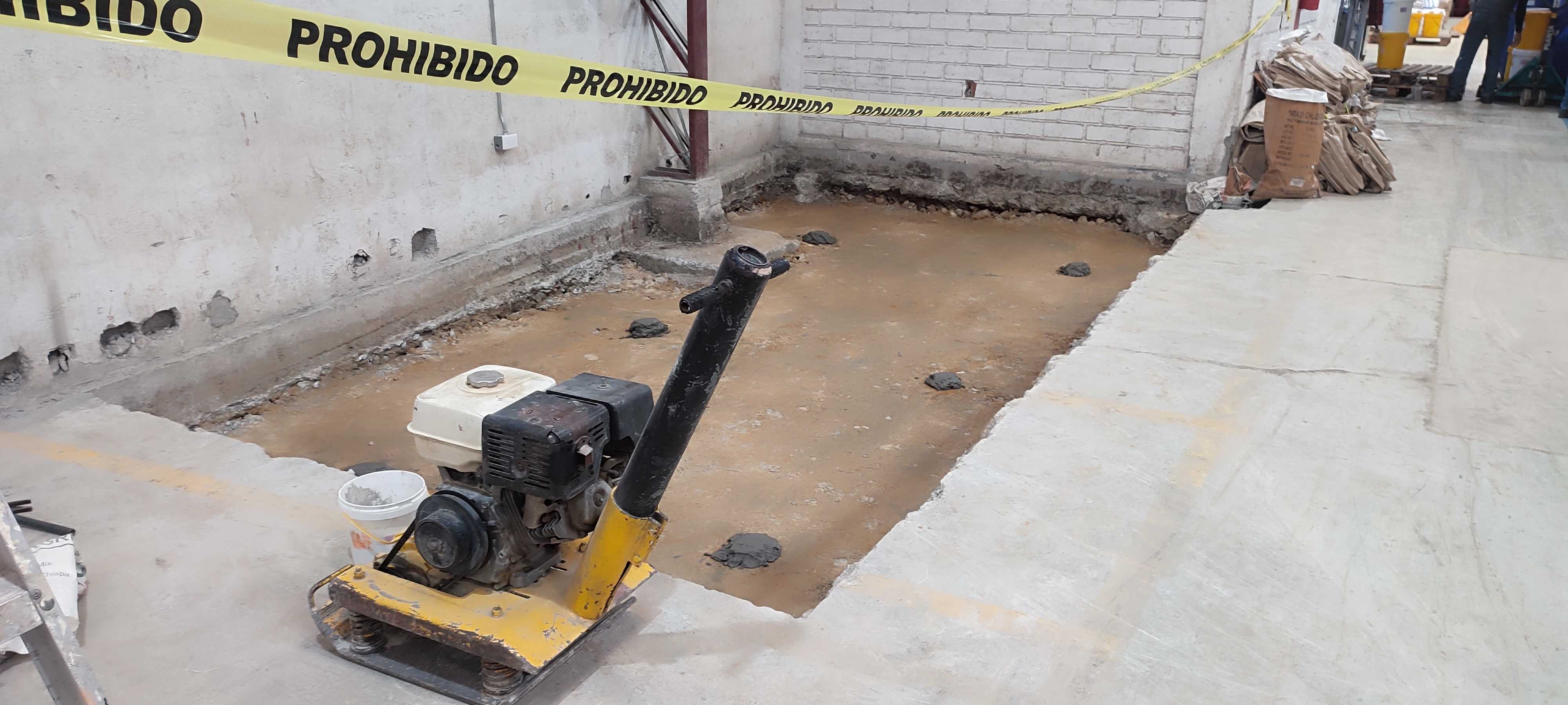Compactación de suelo en excavación interior