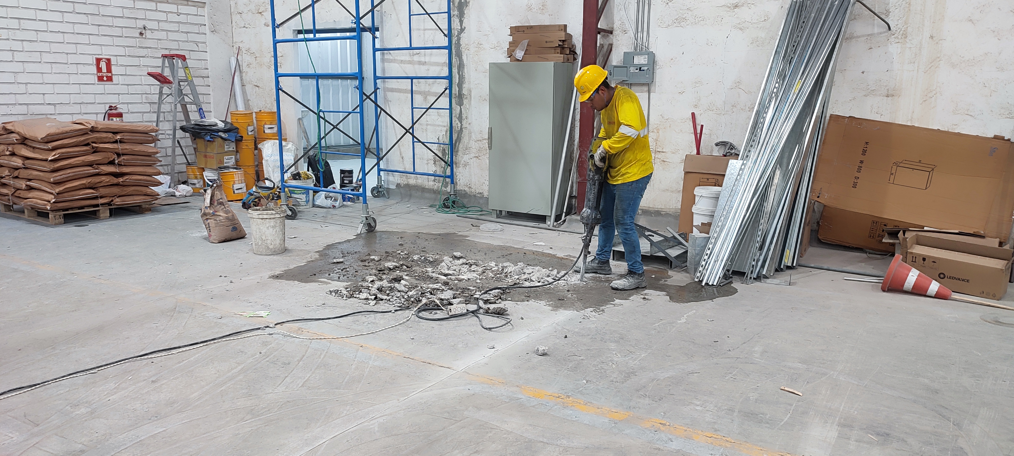 Demolición de piso con martillo neumático