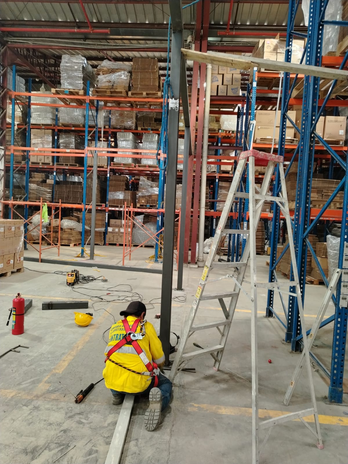 Soldadura de base de columna metálica