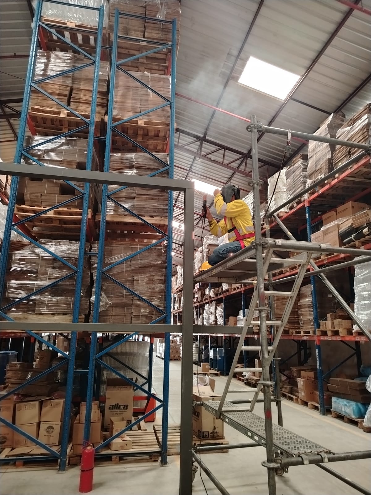 Soldadura en altura cerca de racks