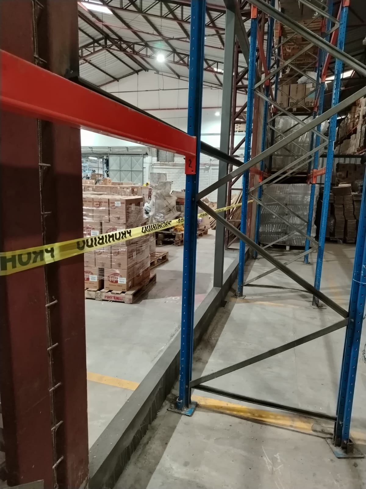 Estructura metálica instalada entre racks