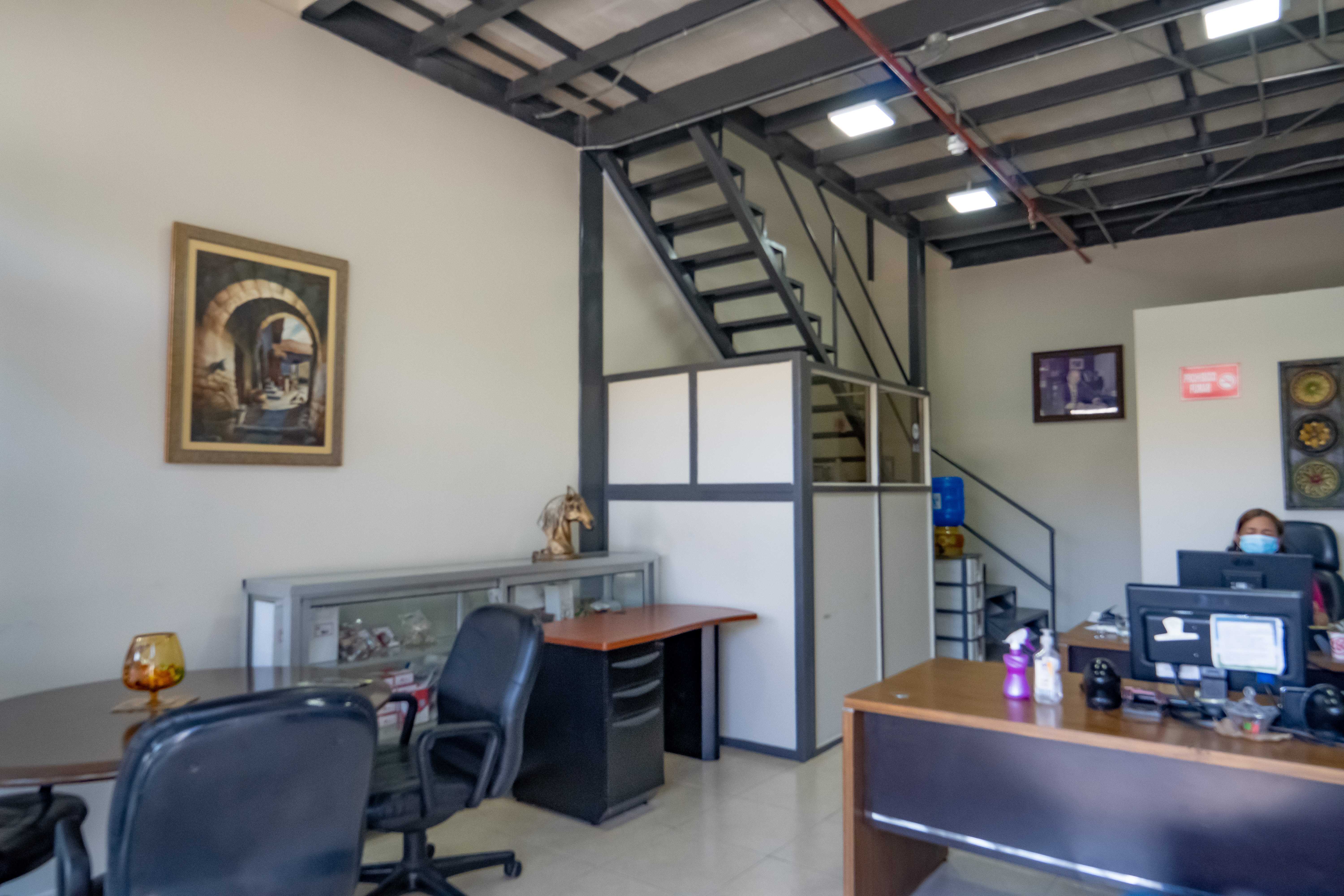 Oficina interior con mezanine