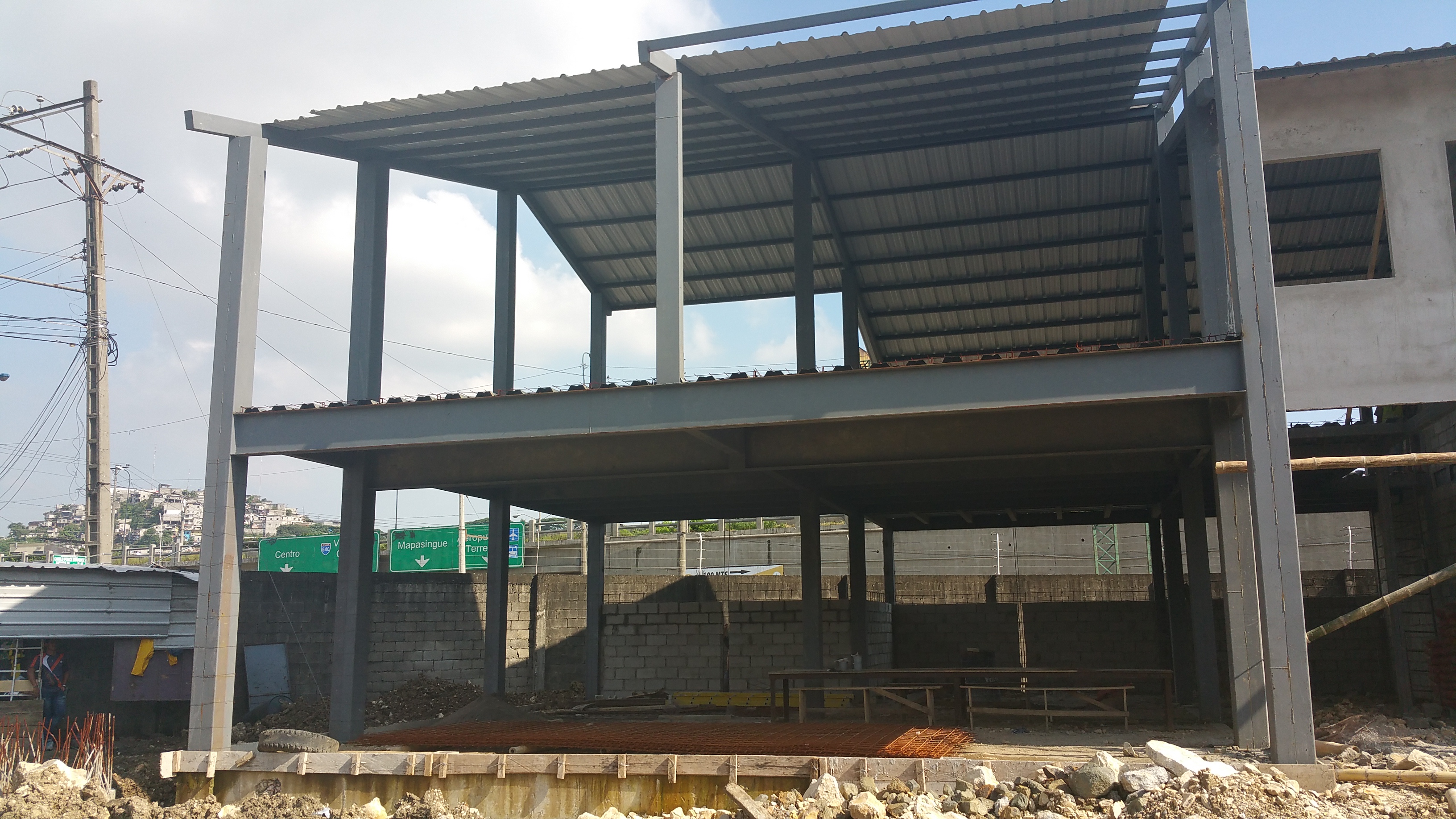 Estructura metálica con cubierta