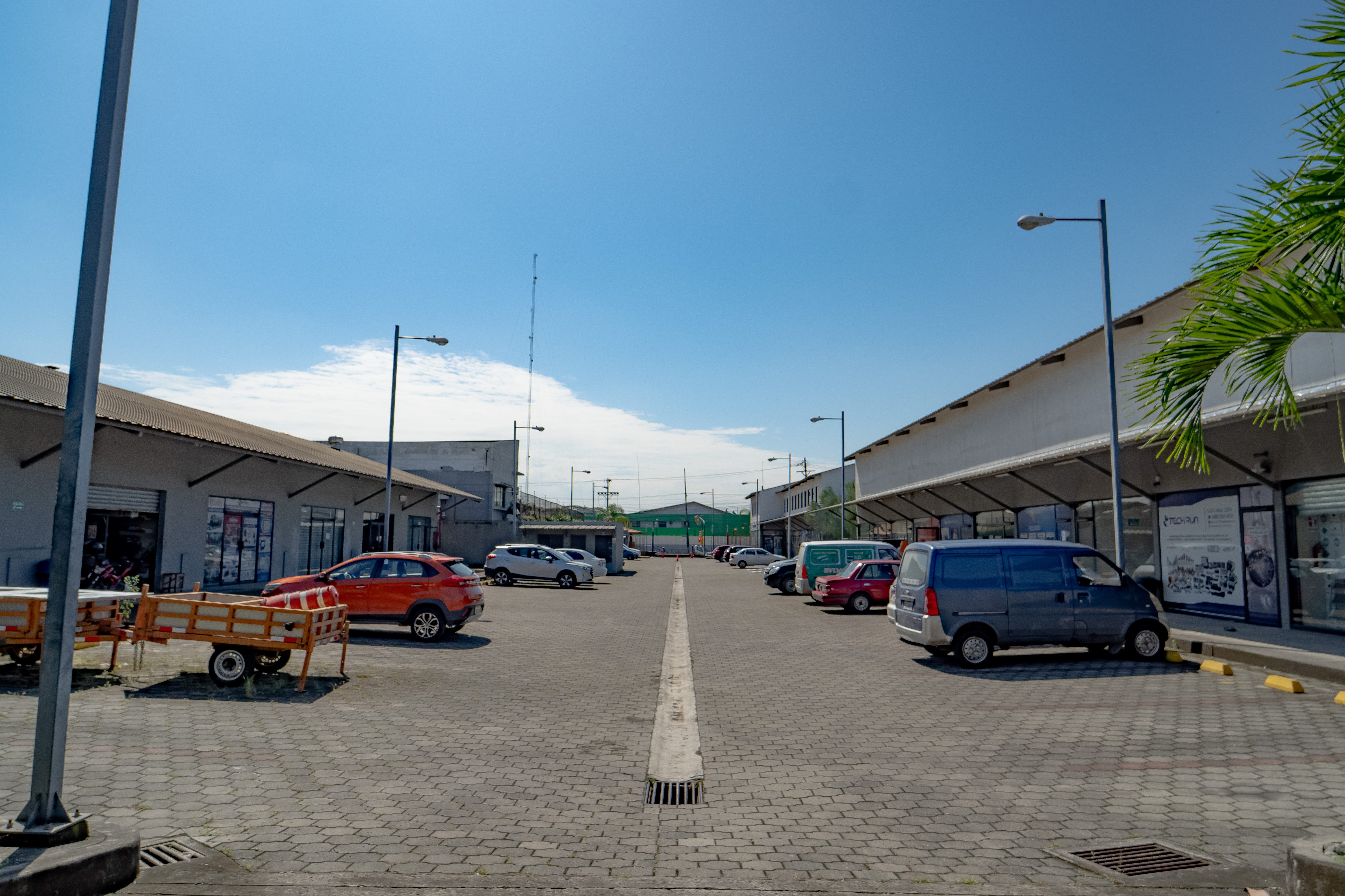 Estacionamiento y locales comerciales