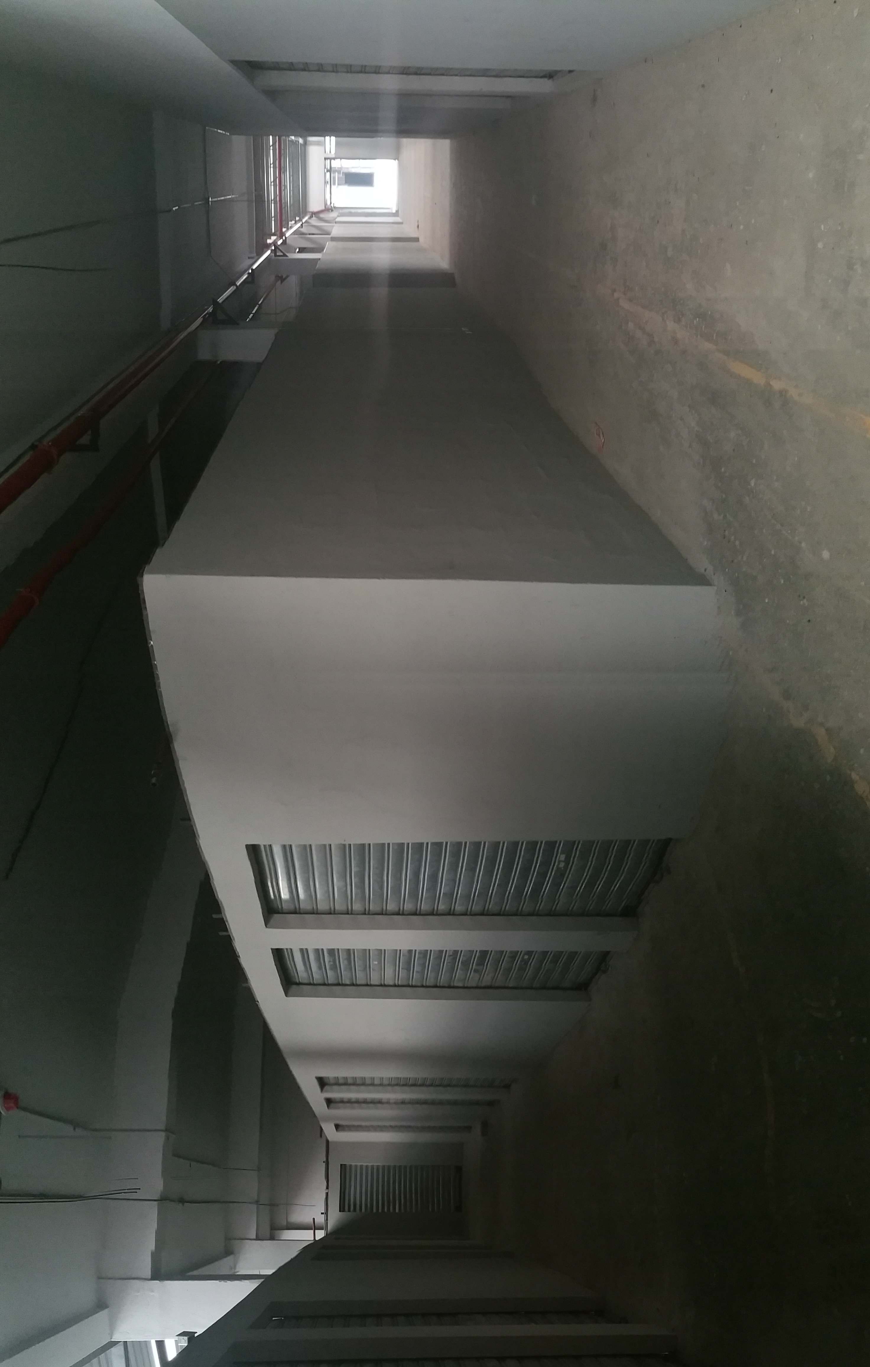 Pasillo con puertas enrollables de bodegas