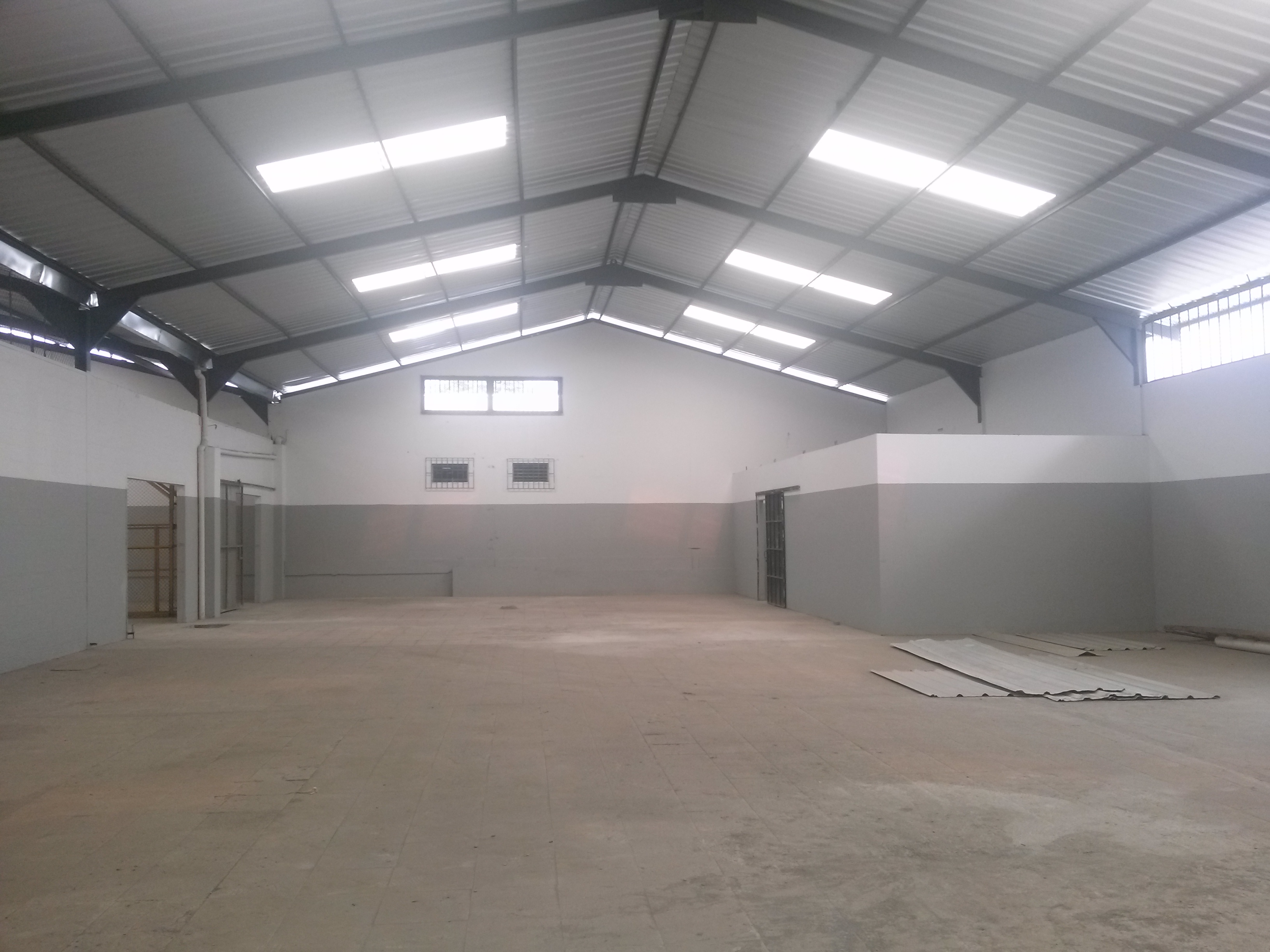 Bodega amplia con cubierta nueva y paredes pintadas