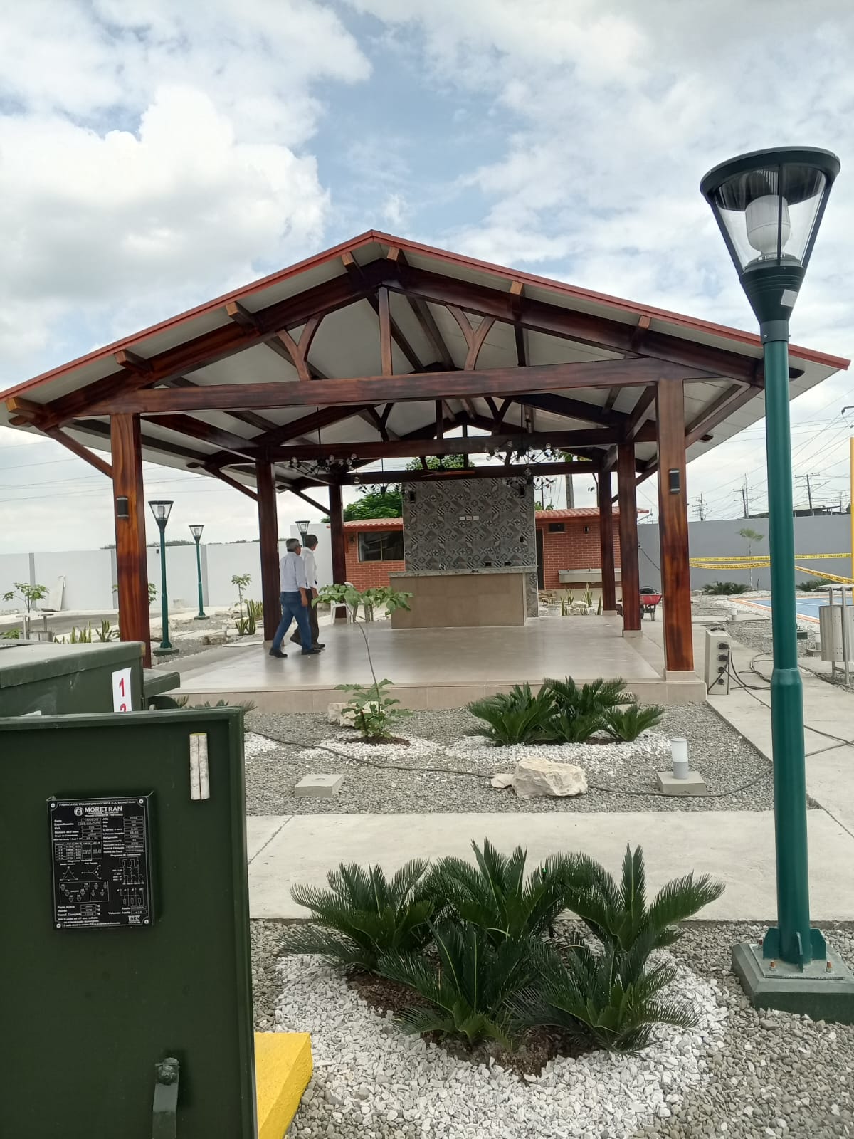 Pergola de madera de dia con transformador Moretran y paisajismo