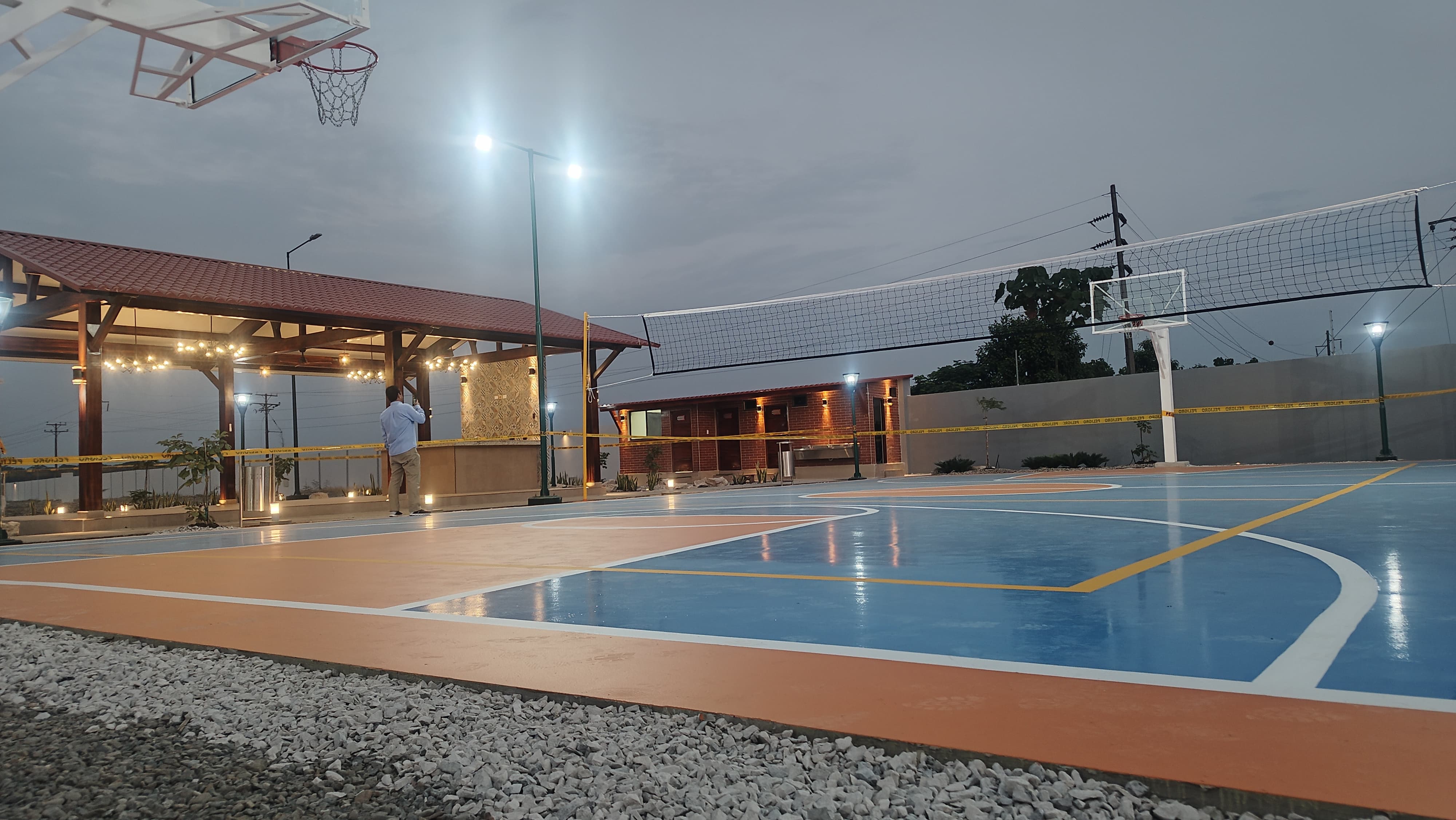 Cancha multiuso basquet y voley iluminada de noche
