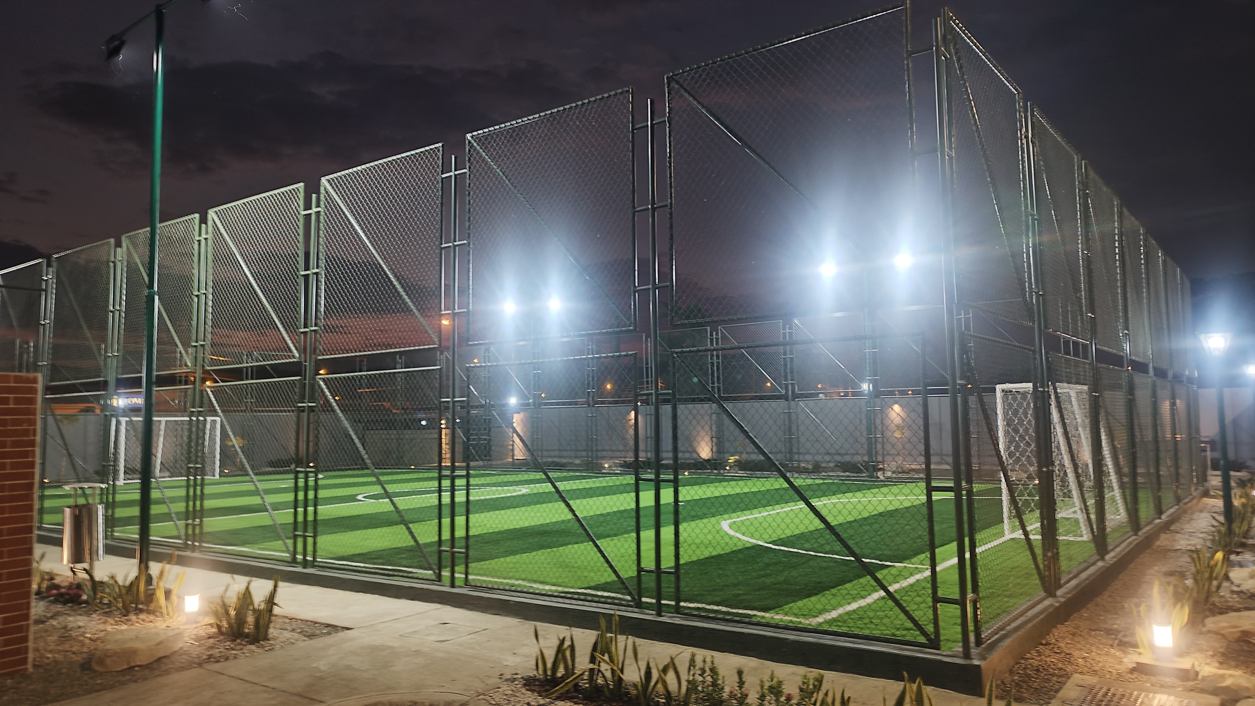Cancha de futbol sintetica iluminada de noche