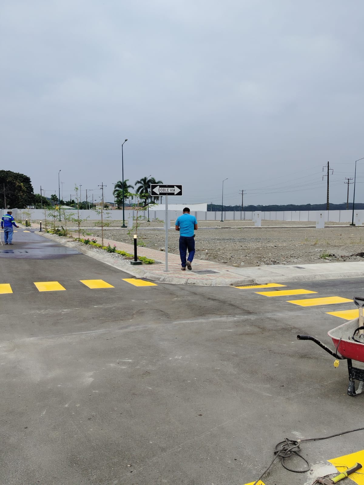 Calle con senal DOBLE VIA y senalizacion vial amarilla