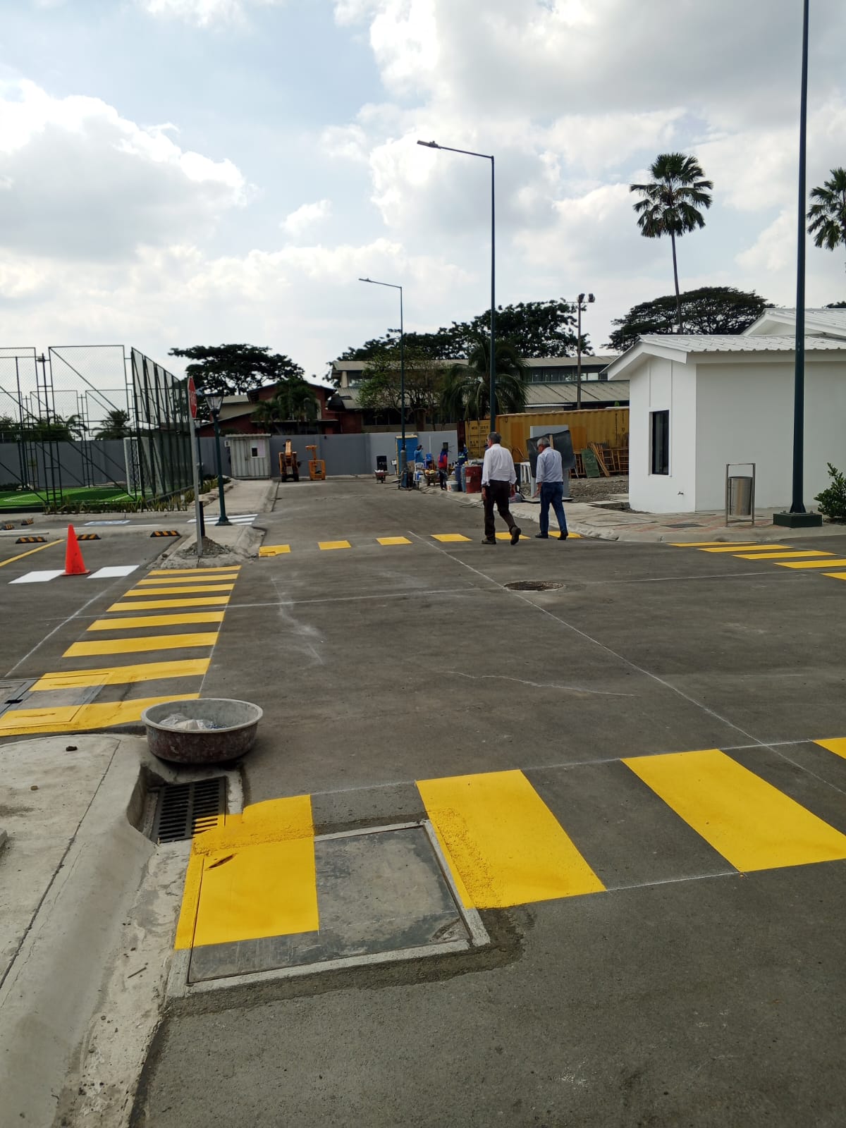 Calle interna con cruces peatonales y cancha de futbol