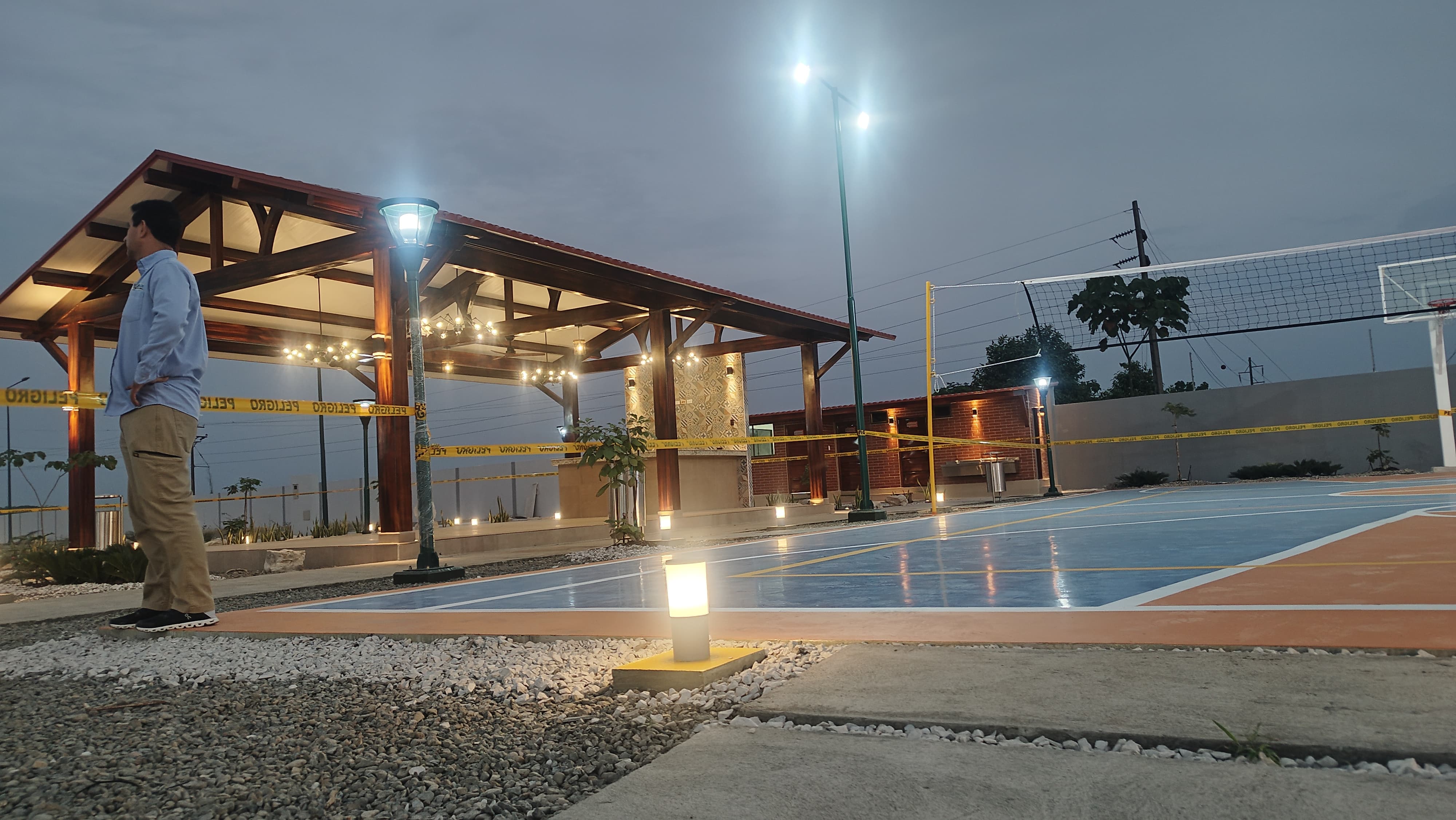 Pergola con cancha de voley al atardecer vista lateral