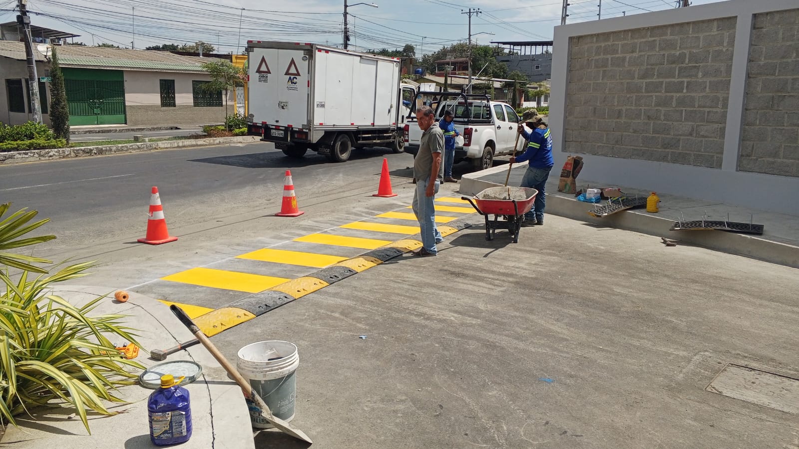 Instalacion de rompe velocidades amarillos en acceso principal