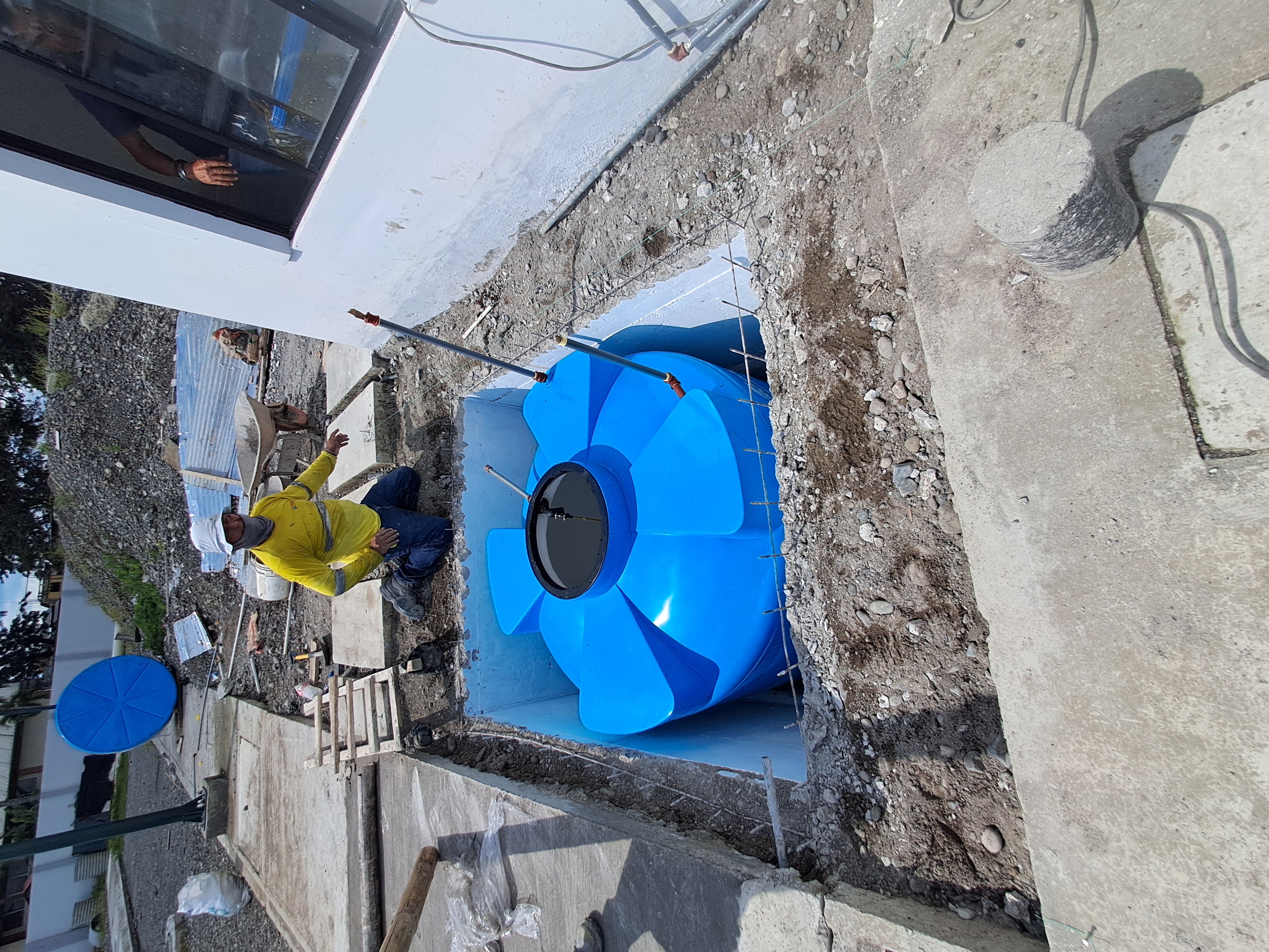 Instalacion de cisterna azul junto a villa