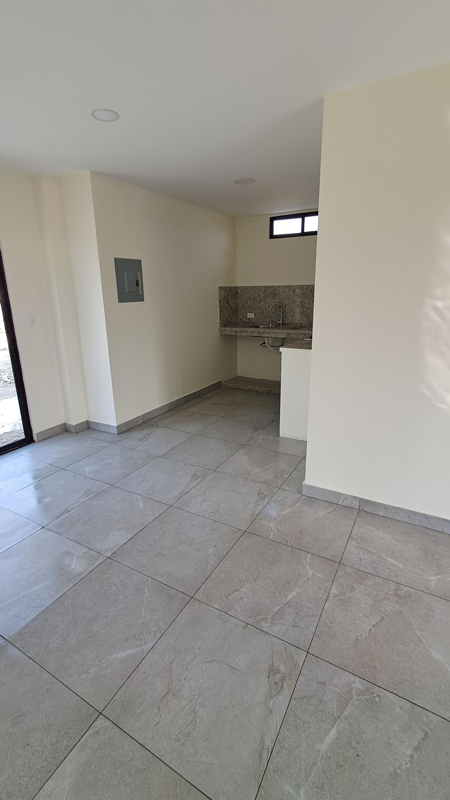 Interior sala-cocina con meson de granito terminado