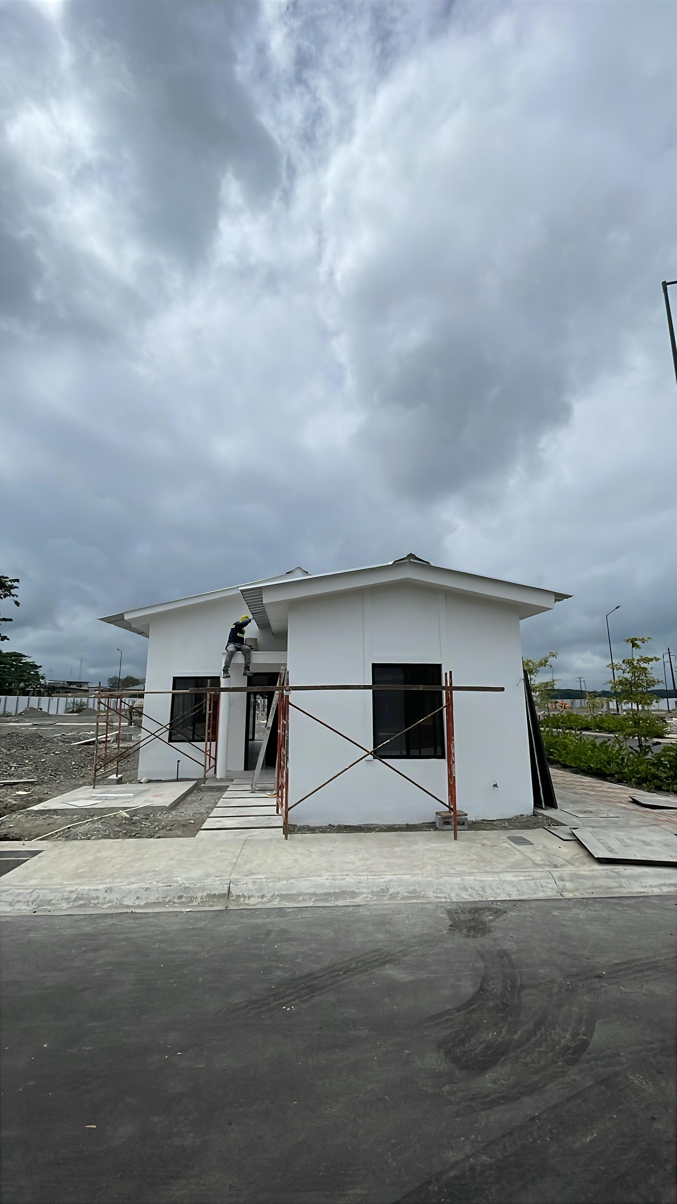 Villa 1 piso con andamios y trabajador en cubierta