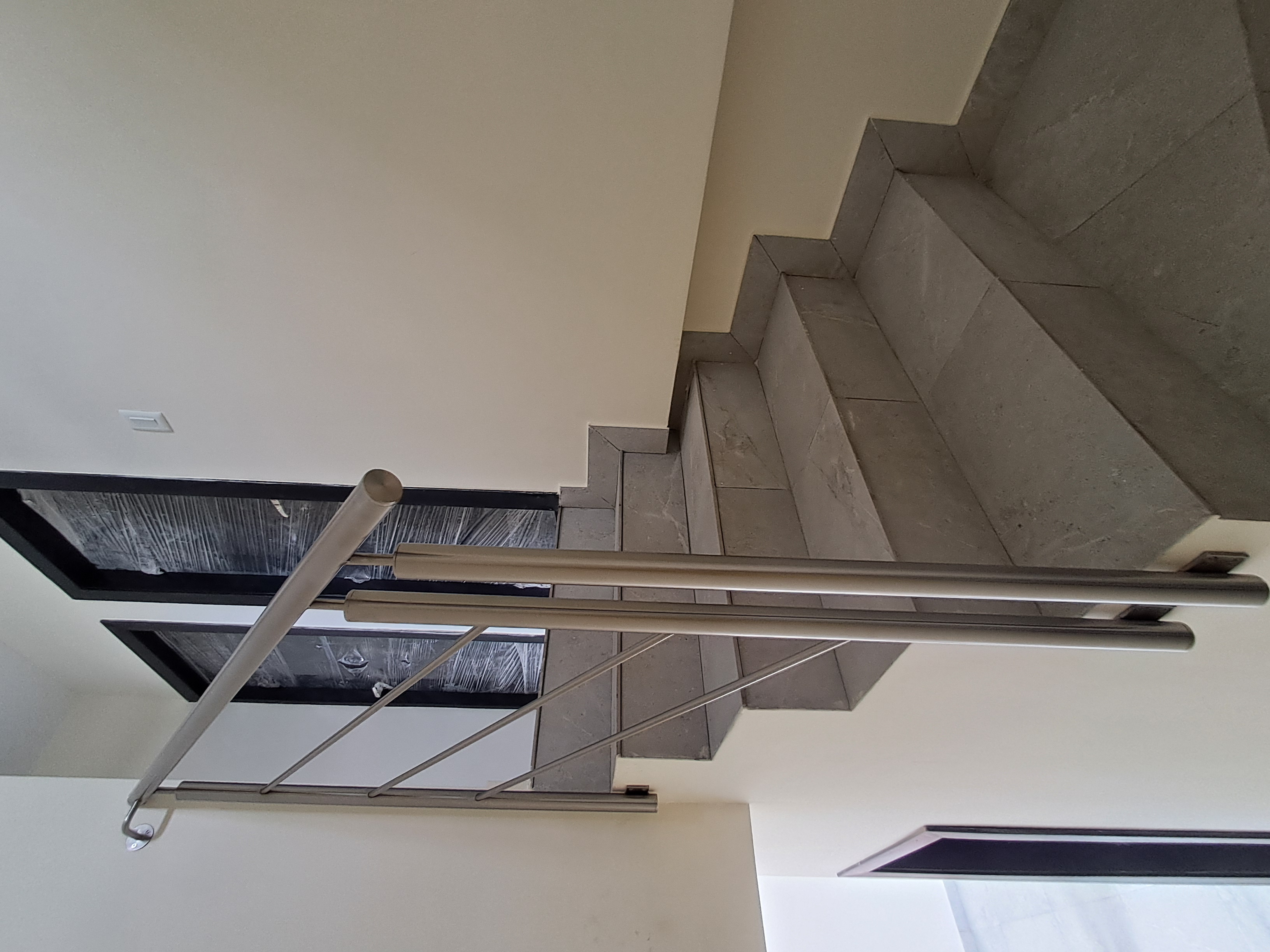 Escalera interior con pasamanos de acero inoxidable