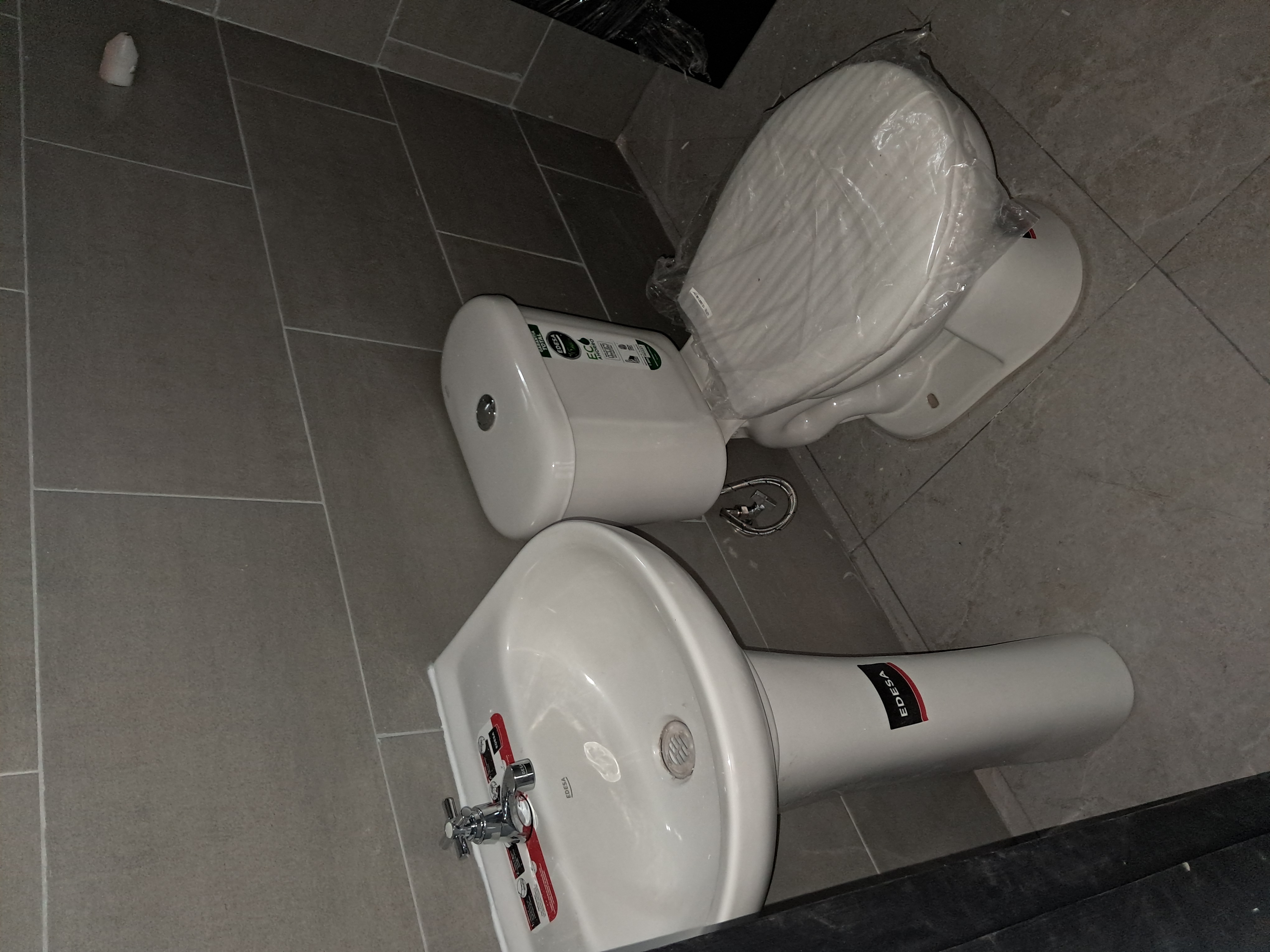 Bano terminado con inodoro y lavamanos Edesa