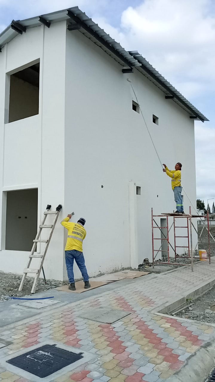 Trabajadores COGUCO pintando fachada posterior