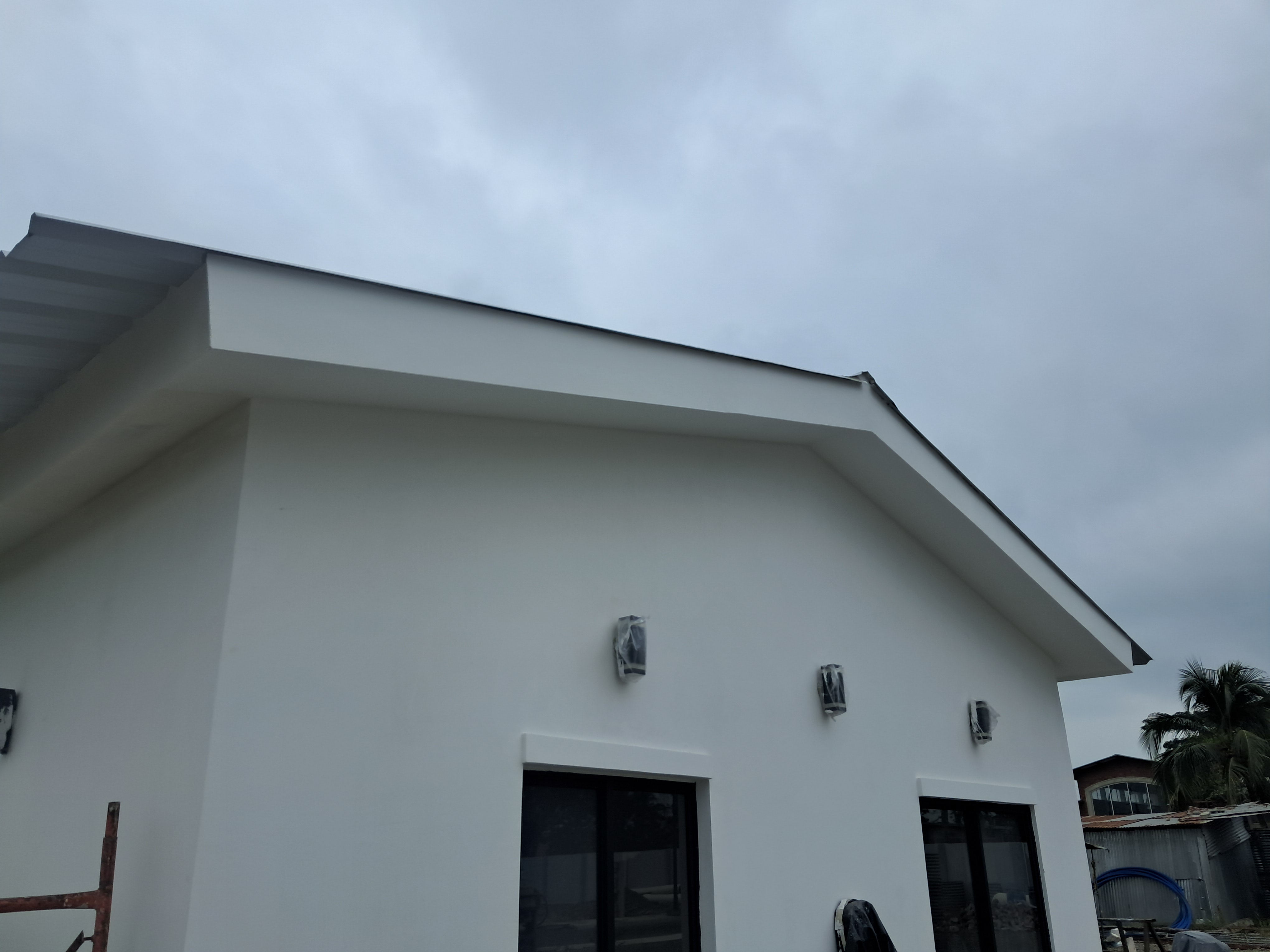Detalle fachada villa 1 piso techo a dos aguas