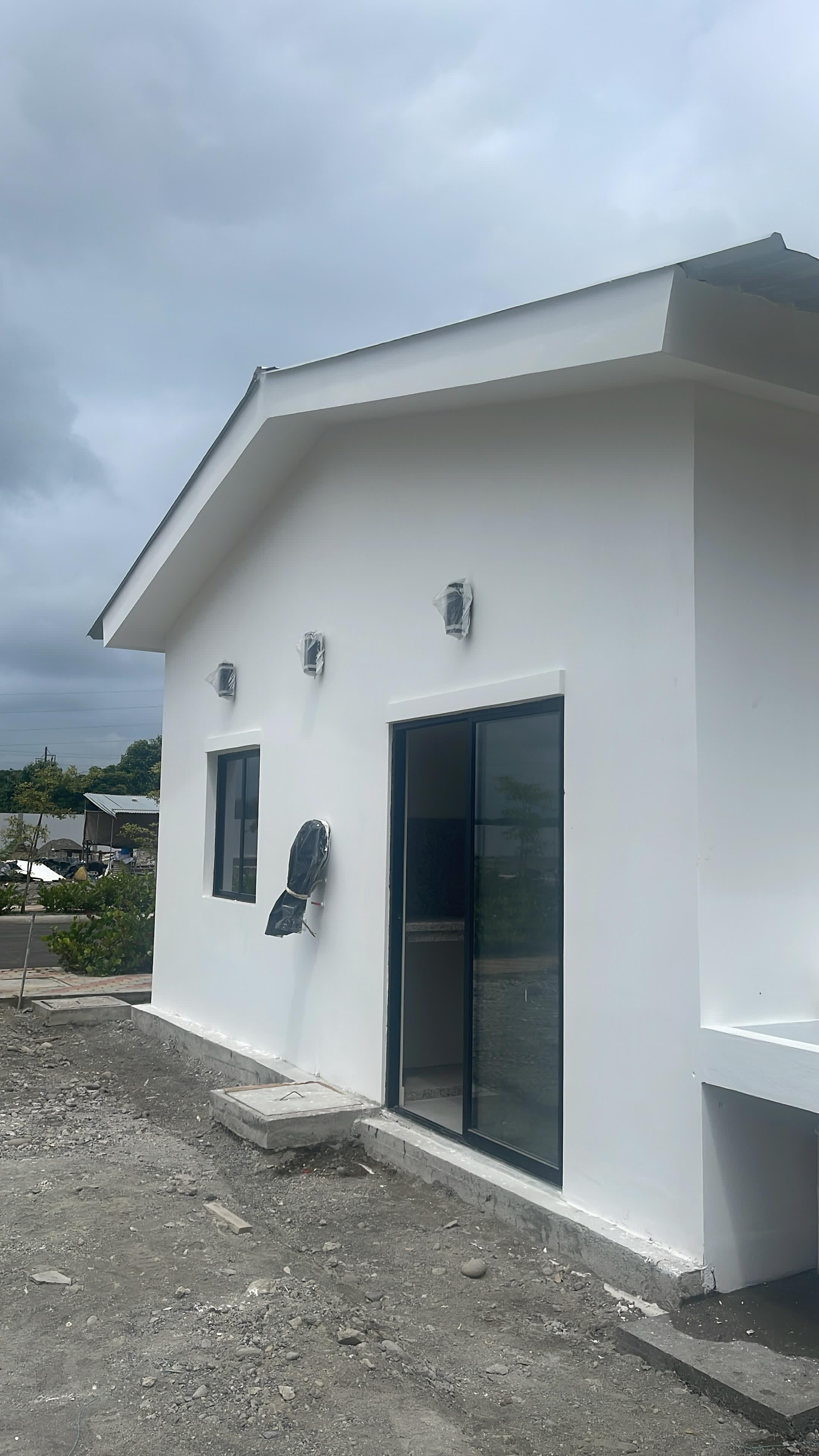 Fachada lateral villa 1 piso con puerta corrediza